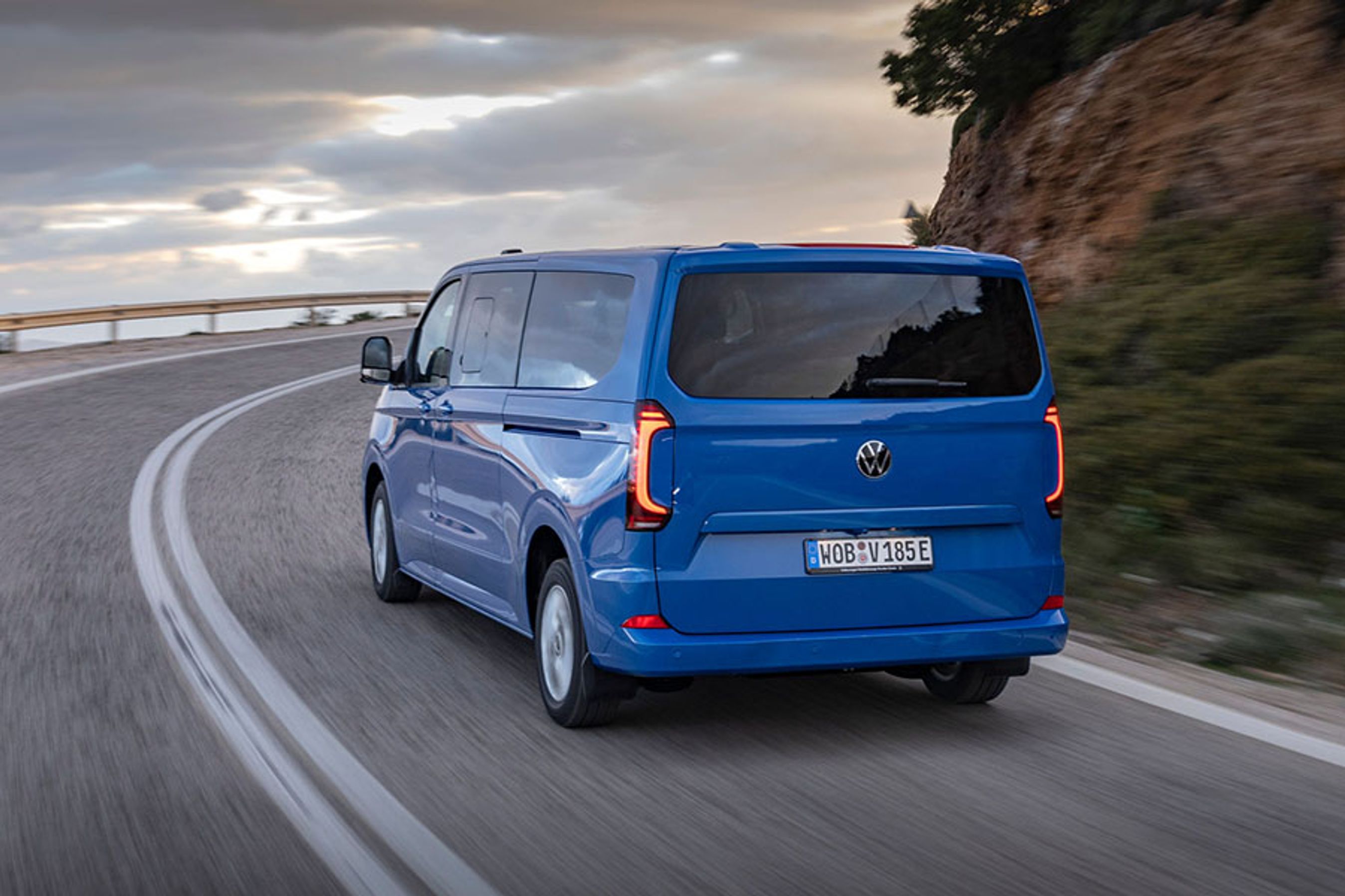 Bagtil er ligheden med Ford Transit Custom mere fremtrædende. Bagklappen er meget stor og ganske tung. Elbetjening fås ikke.