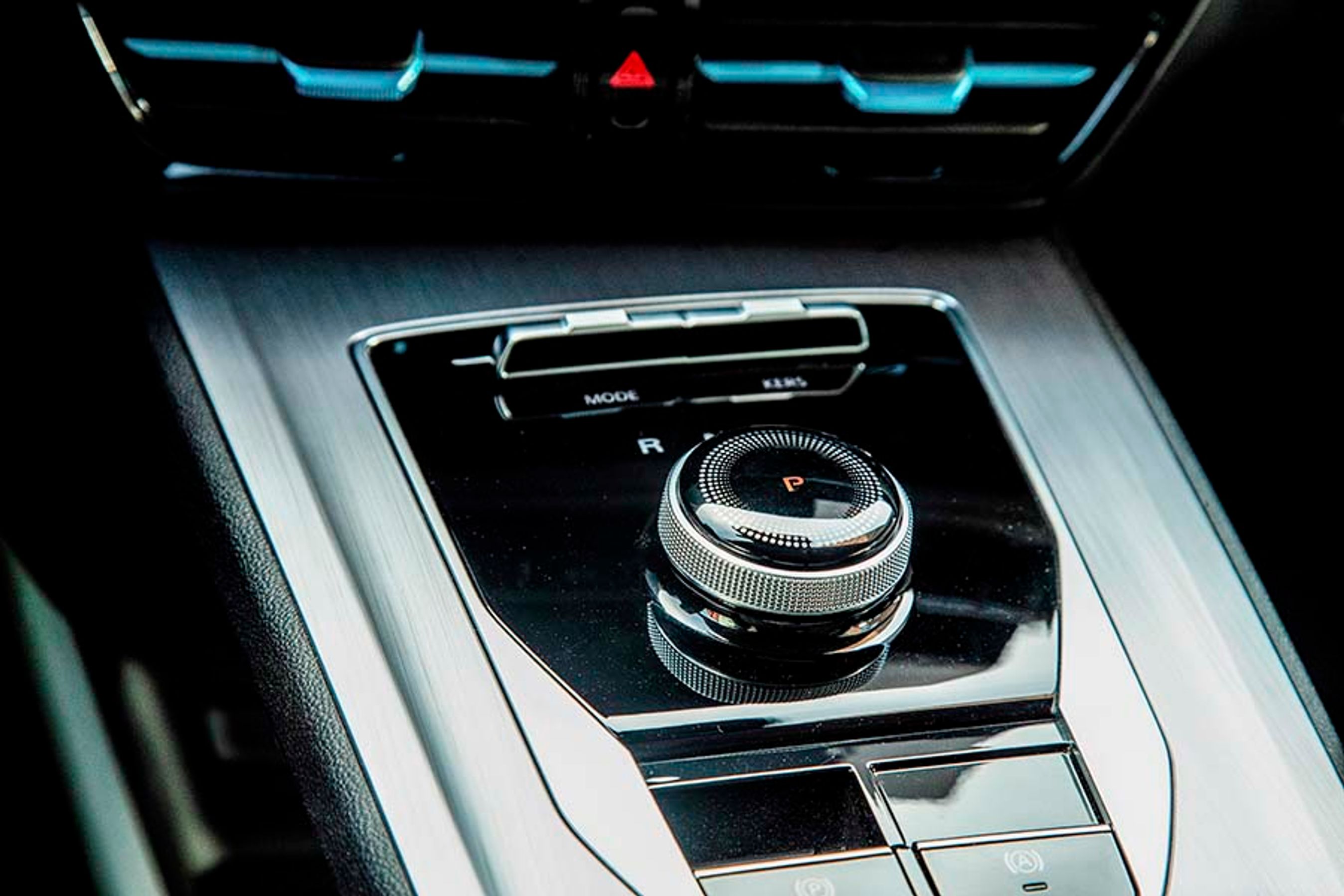 Gearvælgeren er udformet som en letbetjent drejeknap, der er placeret mellem forsæderne. Man vælger R-N-D og P, når man trykker på den.