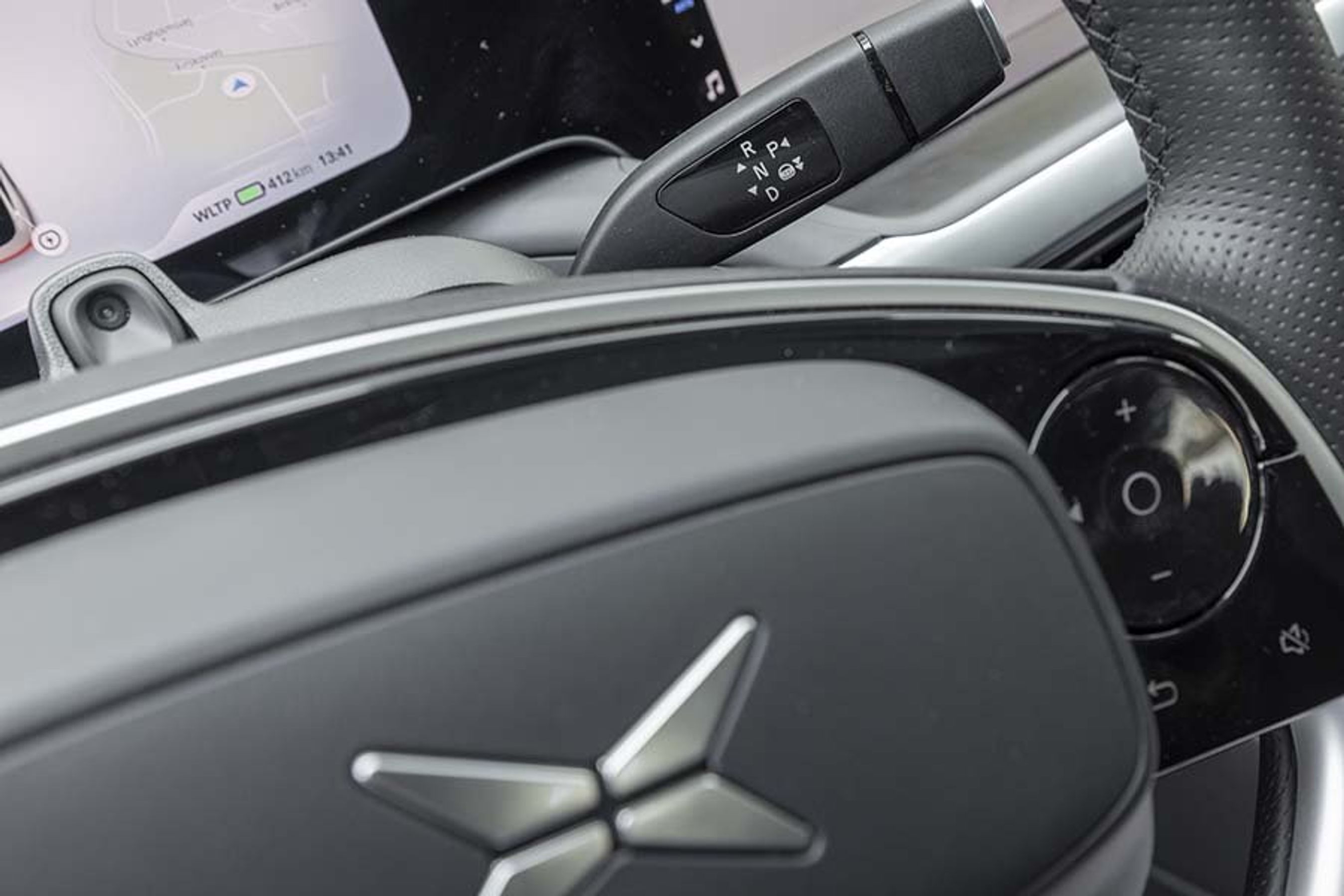 Gearvælgeren er udformet på samme måde, som den vi kender fra Tesla og Mercedes.