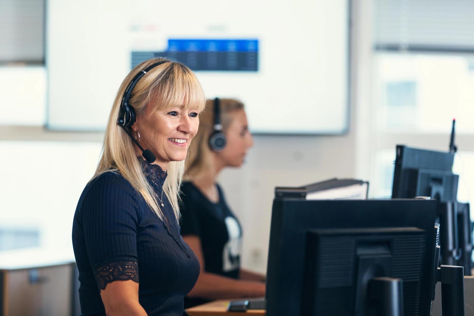 Jette fra FDM rådgivning tager telefonen og taler med medlemmer