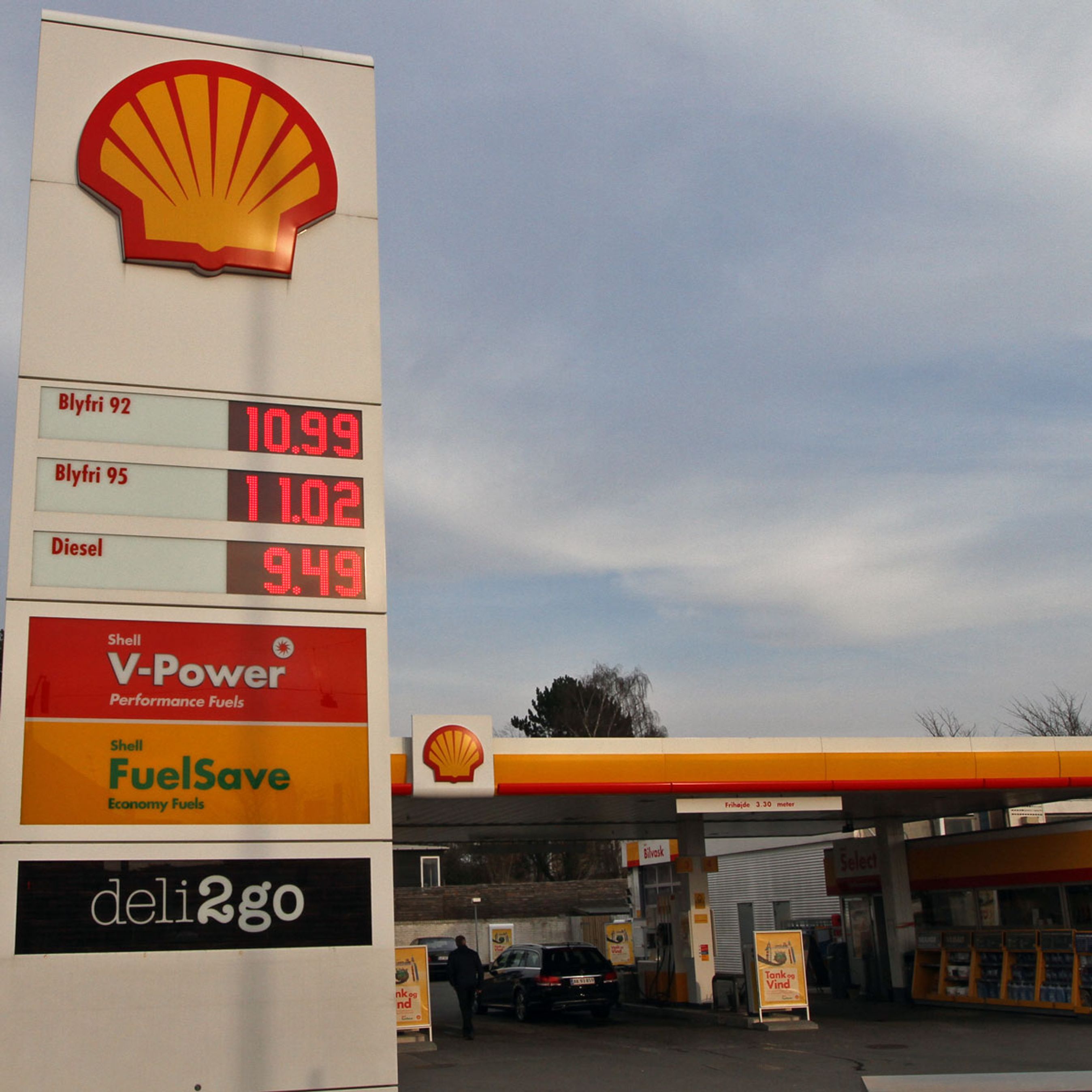 Shells 315 stationer i Danmark skal fremover drives af samme selskab, som står bag Statoils tankstationer. Foto: Torben Arent