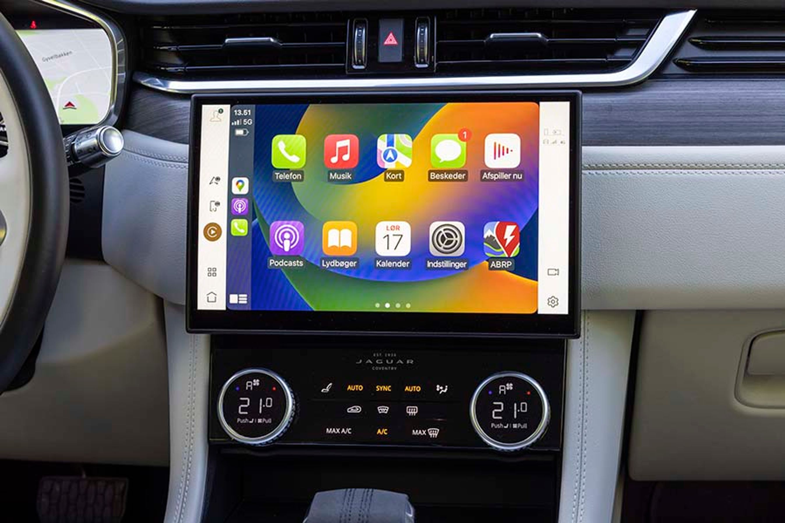 Skærmen er på 11,4 tommer. Den er let buet og dermed let at betjene for føreren. Under skærmen er der et separat betjeningspanel til klimaanlægget.