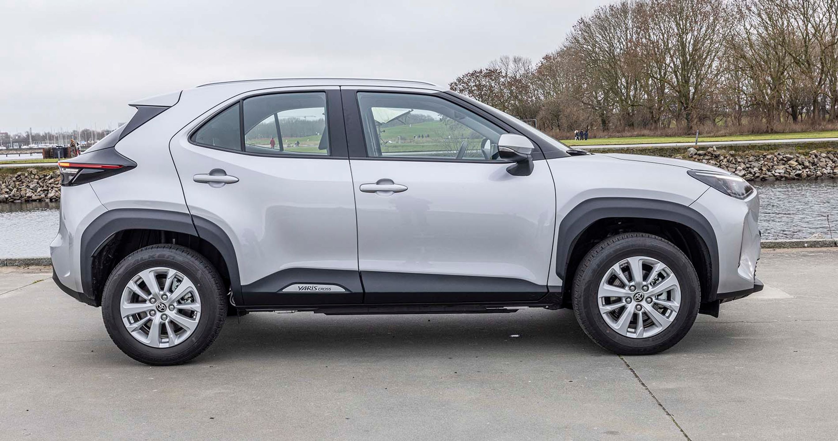 Toyota Yaris Cross set fra siden, mens den holder parkeret på Amager Strandpark