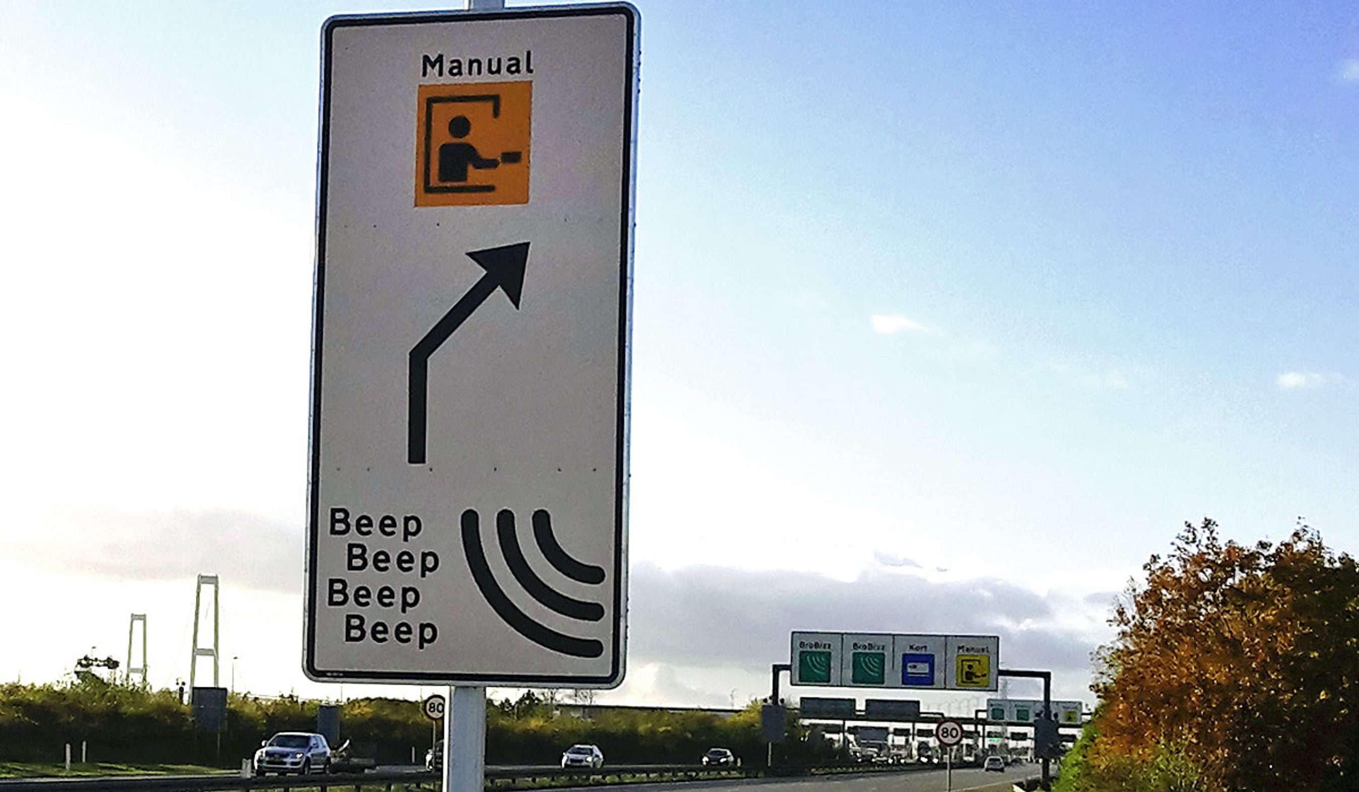 Nyt skilt ved Storebælt: Kør i manuel bane, hvis du hører fire bip.