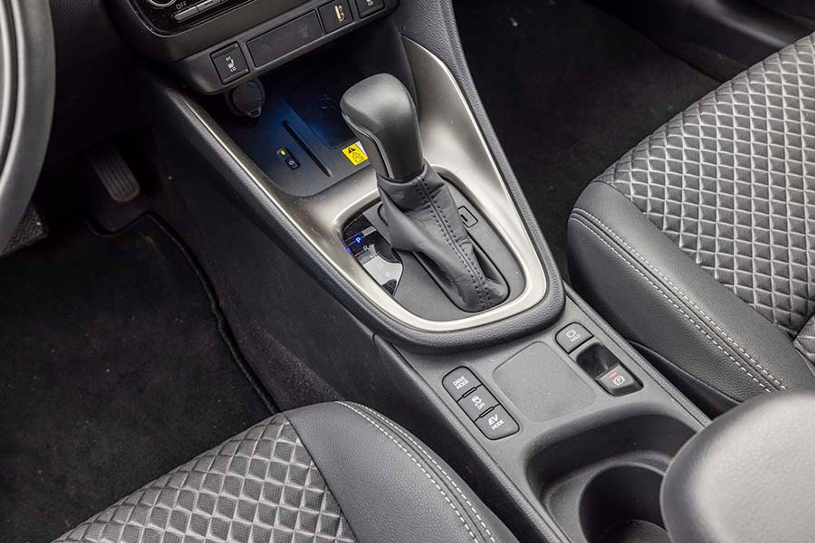 Gearvælger og knapper er de samme som i Toyota Yaris. Lidt ærgerligt, da selve gearvælgeren er af den gammeldags type, der ikke automatiske går i "P", når du standser motoren.