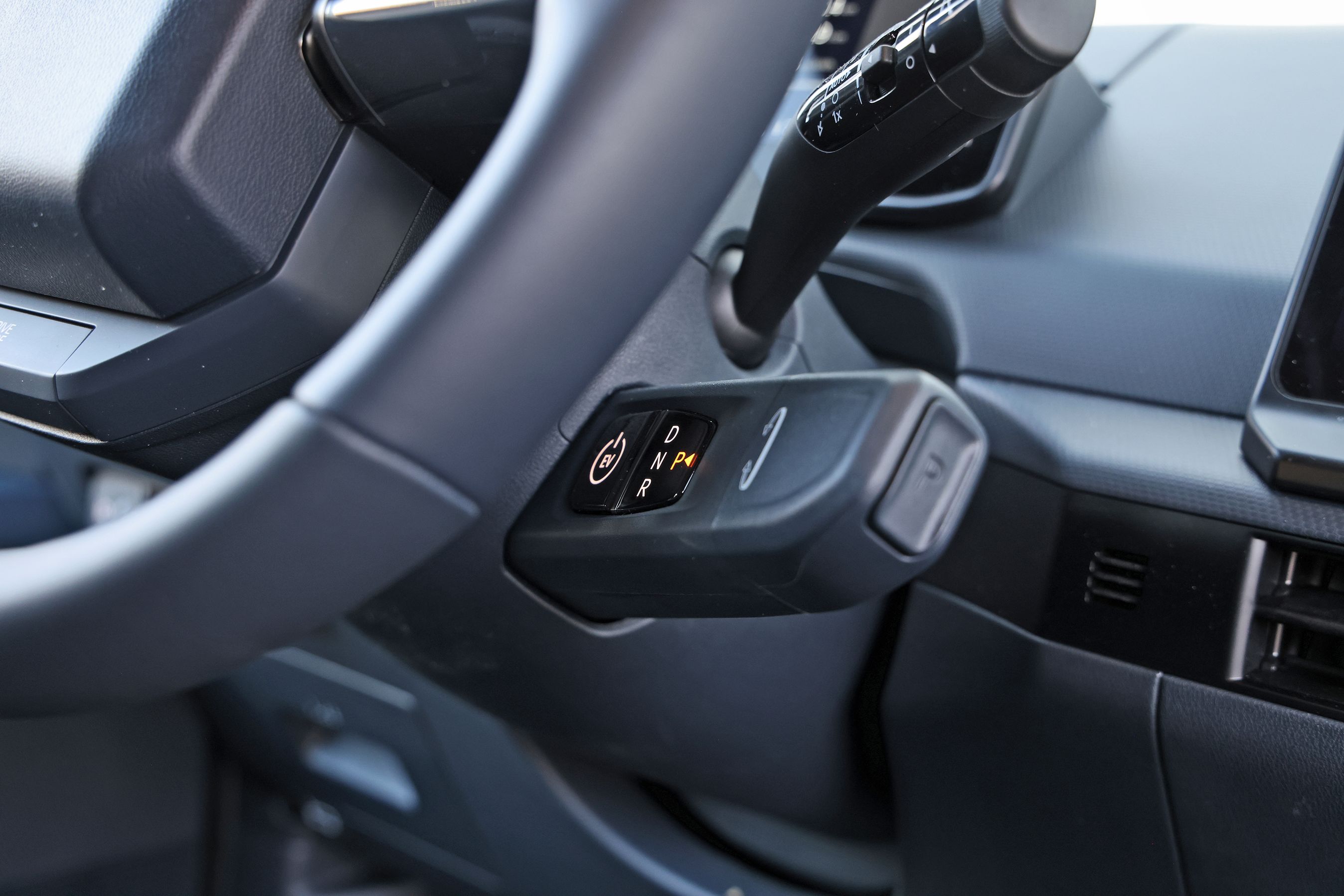 Gearvælgeren sidder bag rattet i en Kia PV5