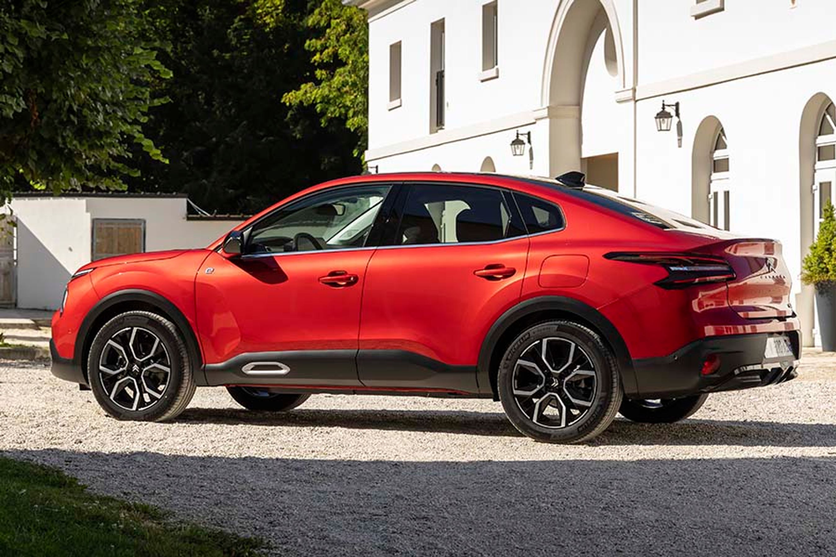 Citroën Ë-C4X er en sedan-udgave af C4. Den deler fuldstændig teknik med Ë-C4, ligesom de er helt ens fra forenden til og med bagdørene.