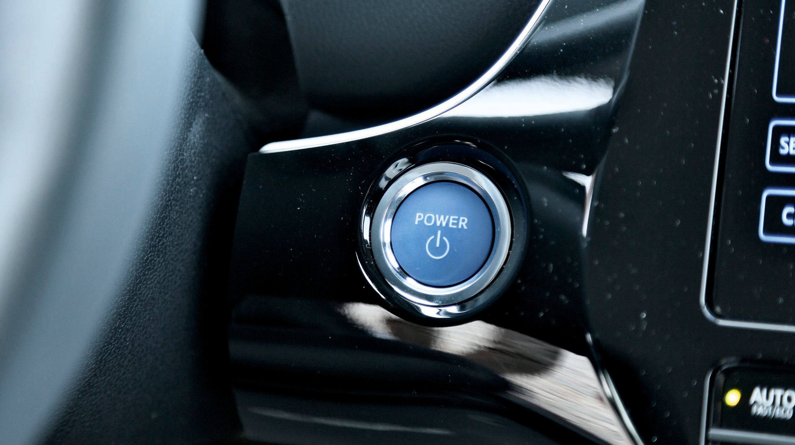 Der er kun én motorvariant i Prius, en nykonstrueret 1.8-liters benzinmotor, der yder op til 98 hk. Elmotoren yder op til 72 hk, men de yder ikke det optimale samtidig, og derfor bliver systemydel­sen kun på maksimale 122 hk.