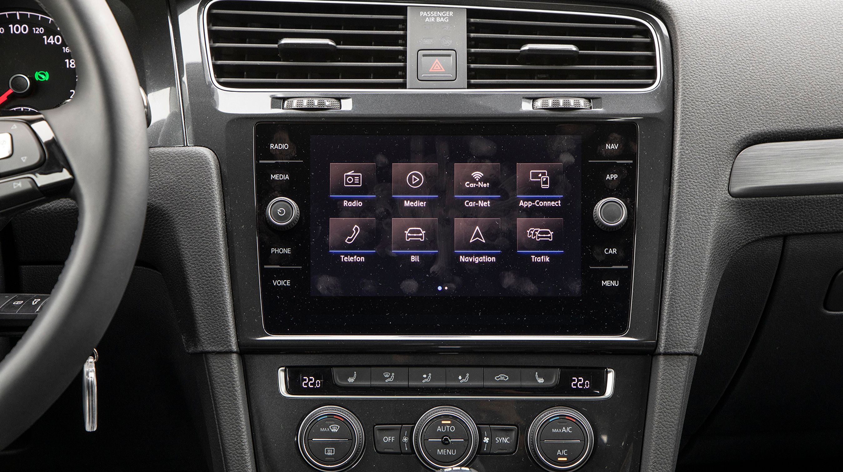 Den store 8-tommer skærm er standard. Den runde drejeknap til højre styrer på let vis lyd og tjener også som tænd/sluk knap. Apple CarPlay er ekstraudstyr til næsten 2.700 kr.