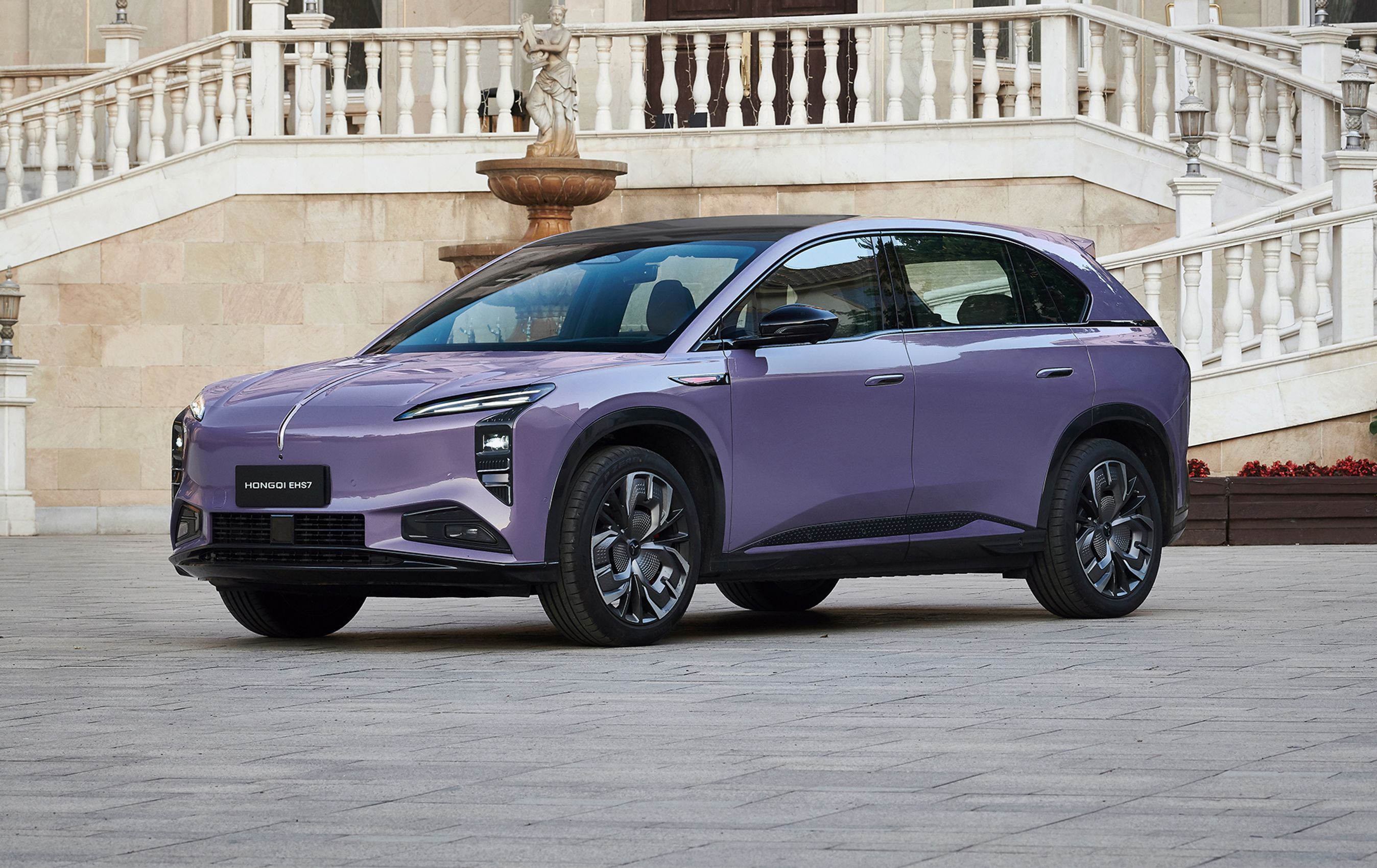 Lilla Hongqi EHS7 skråt forfra.