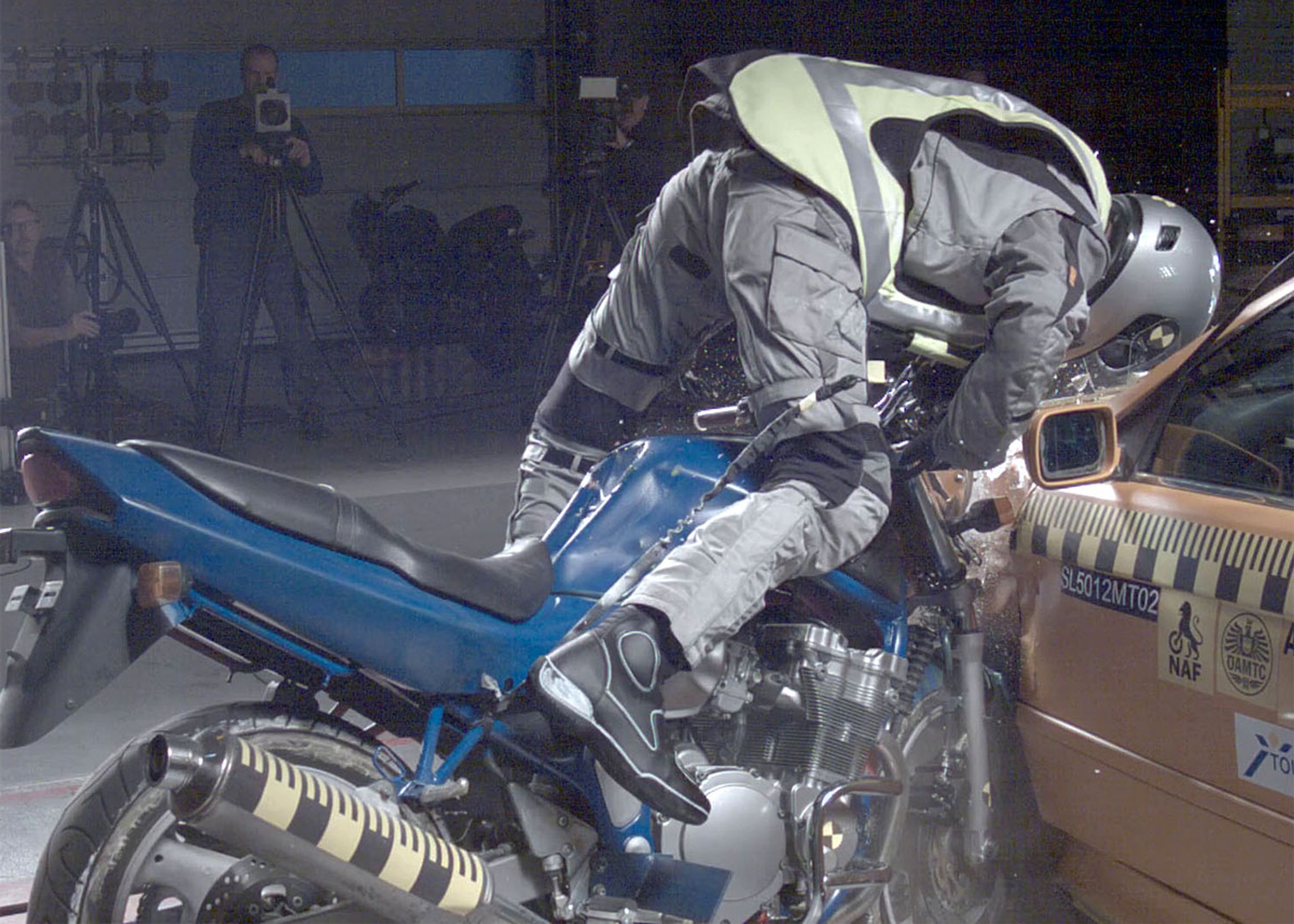 Med Dainese D-air Street-vesten er airbaggen blæst helt op, når motorcyklisten rammer bilsiden.