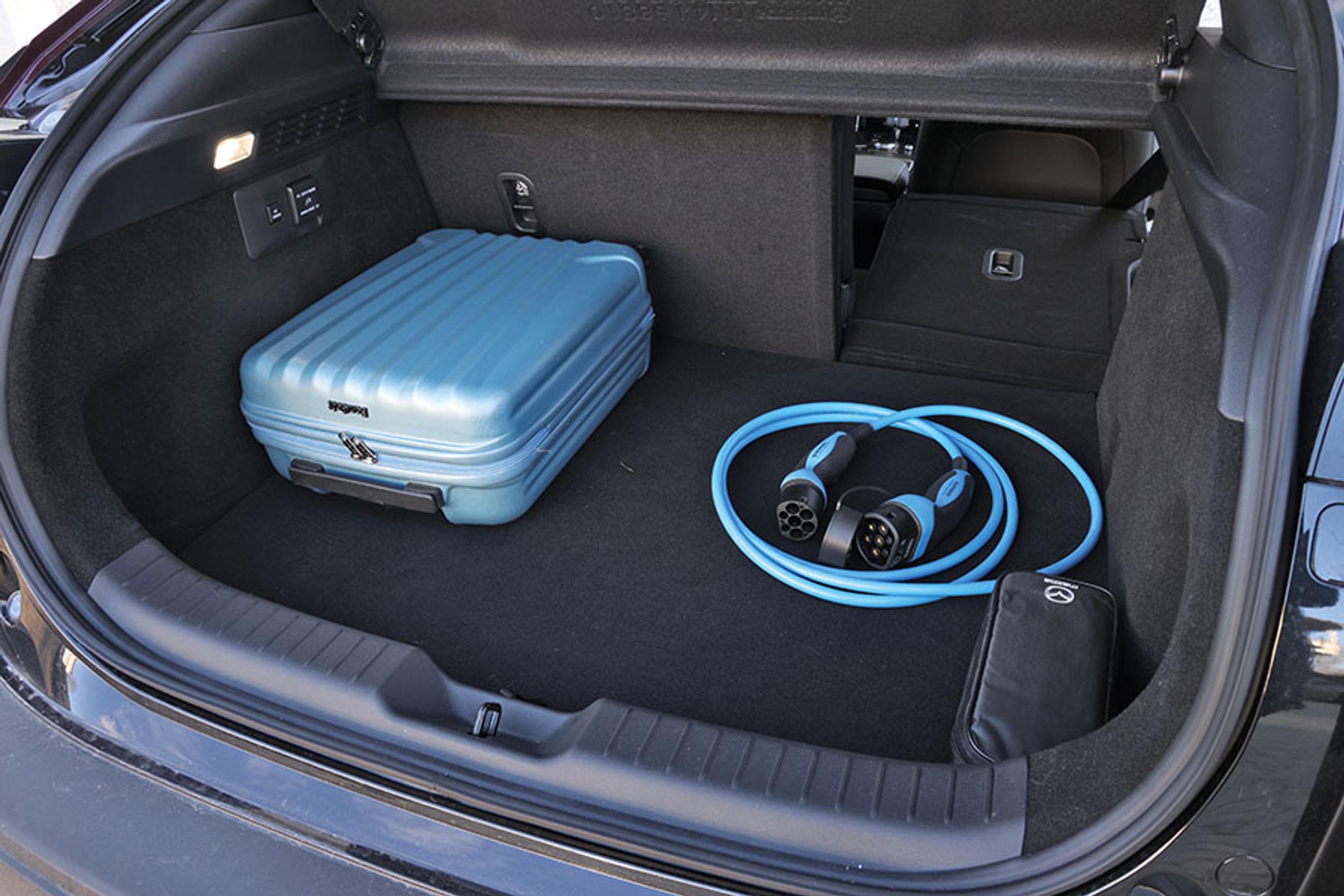 Bagagerummet er ikke stort, og pladsen skal også bruges på ladekablet, der ikke har fået sin egen plads i bilen. Bagsædet kan foldes forover i to dele.