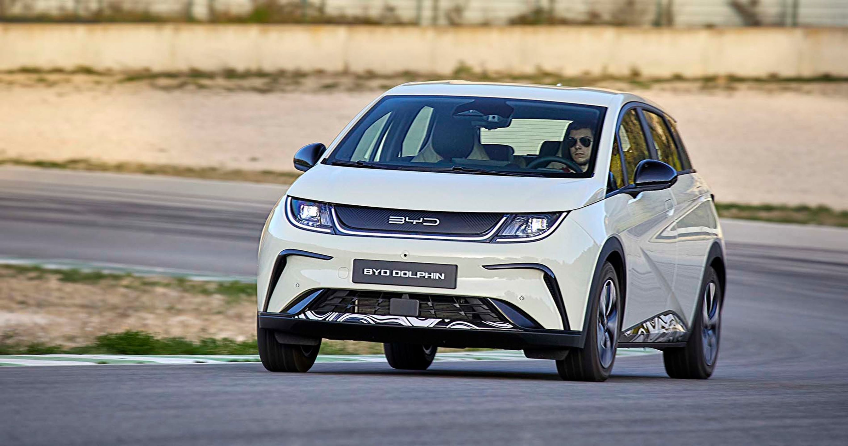 BYD Dolphin elbiler kører på en racerbane