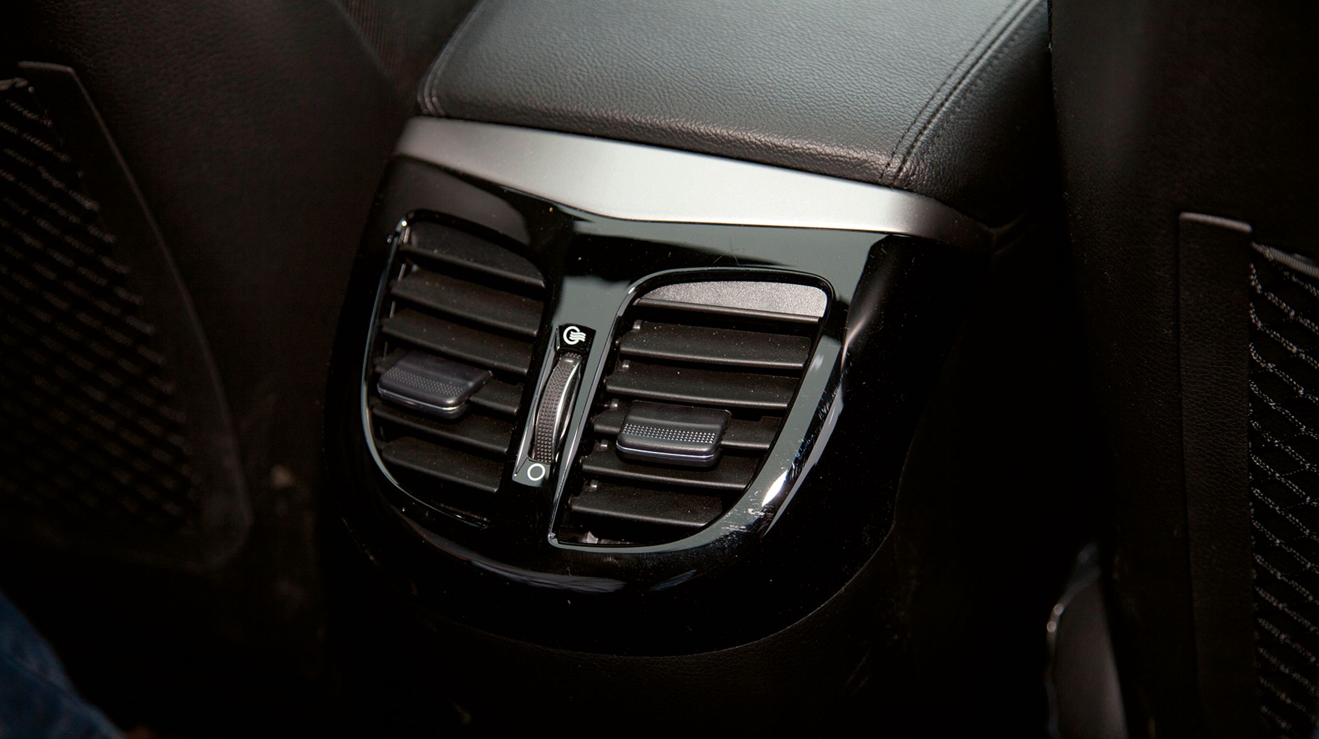 Der er friskluftdyser til bagsædet, hvilket er med til at øge komforten for alle om bord i bilen.