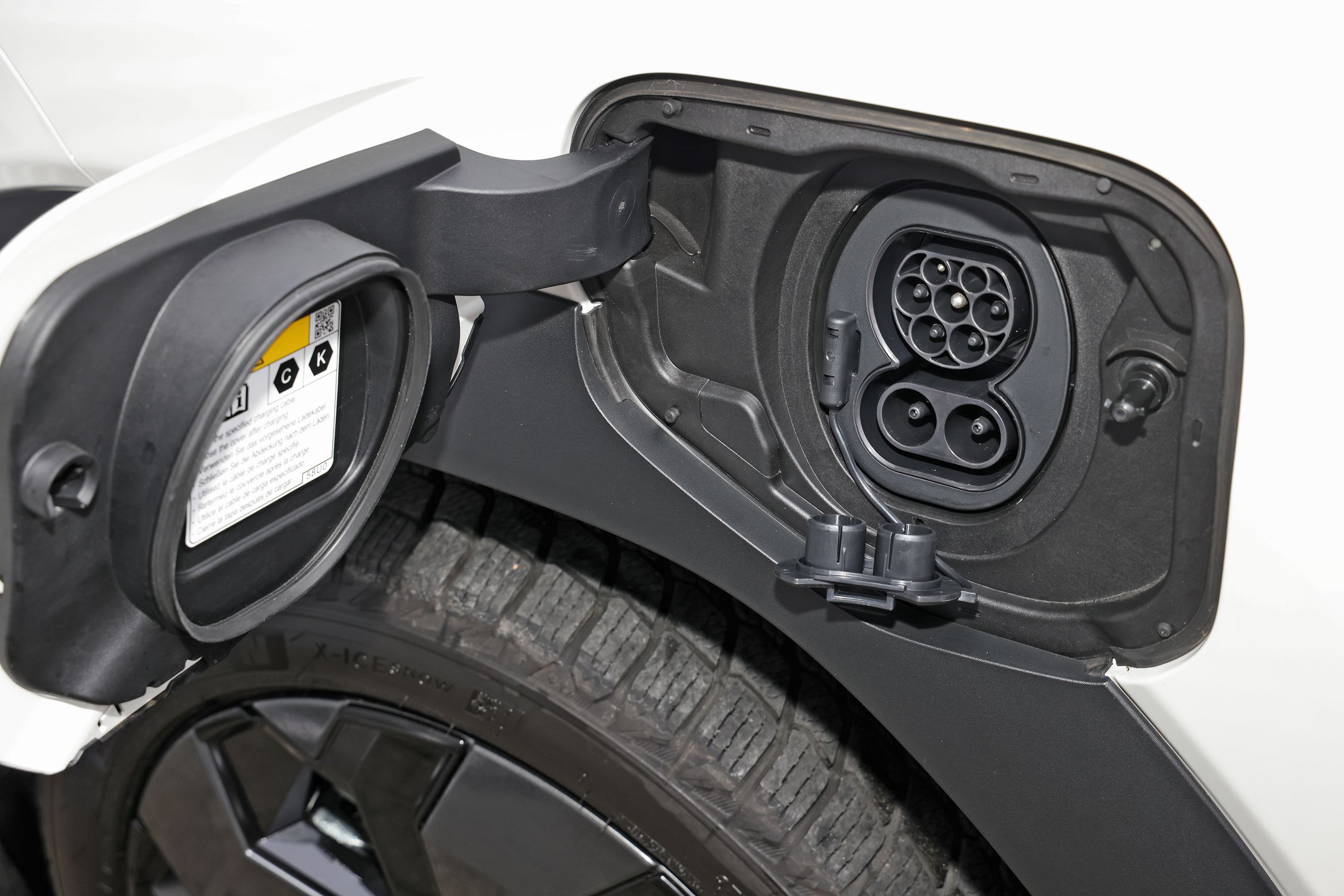 Ladestik på en Toyota Urban Cruiser