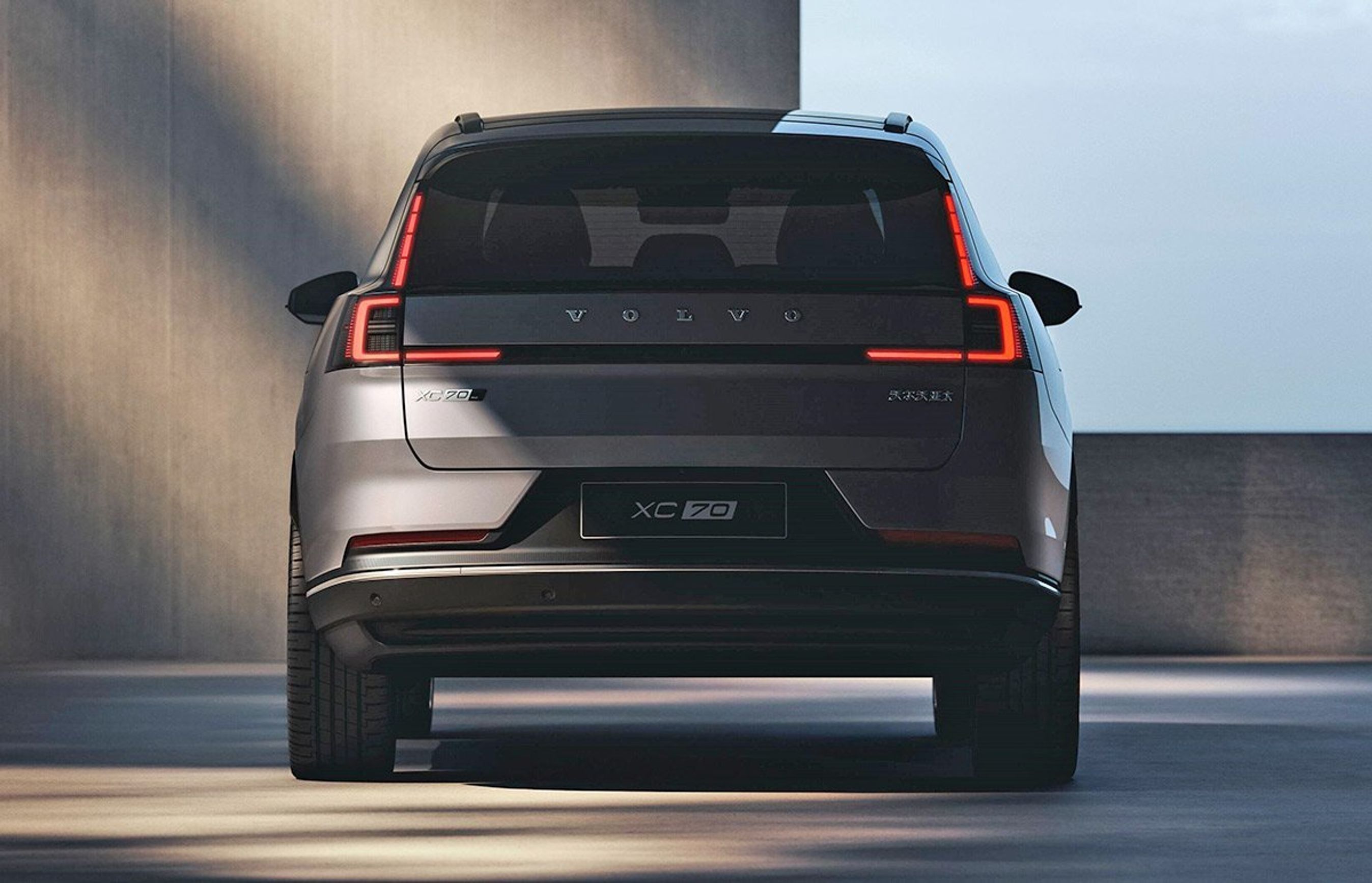 SUV set lige bagfra i dunkel belysning.