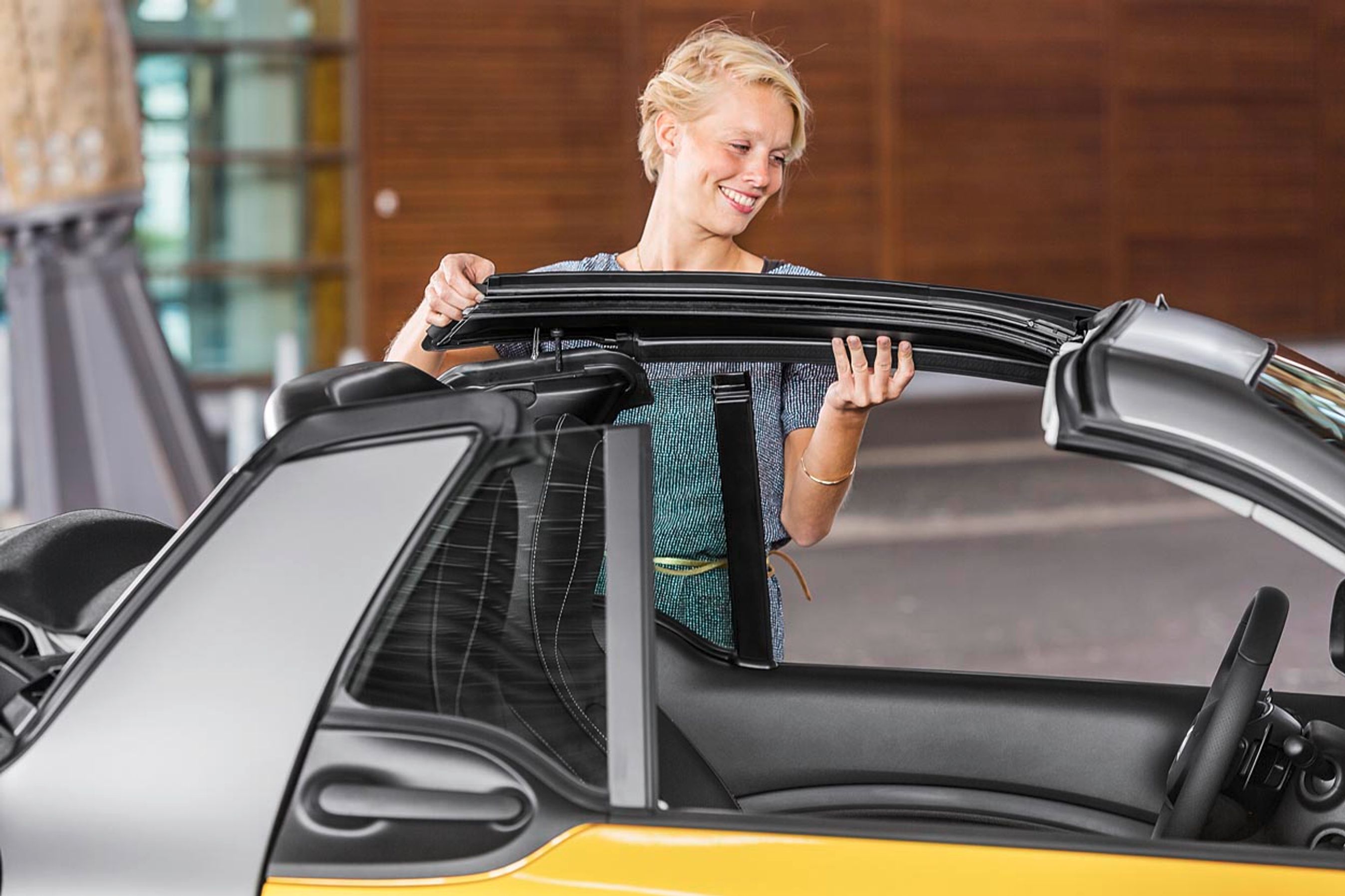 Man kan afmontere bøjlerne over sidedørene, hvorved bilen bliver næsten helt åben. En kraftig A- og B-stolpe sørger for sikkerheden.