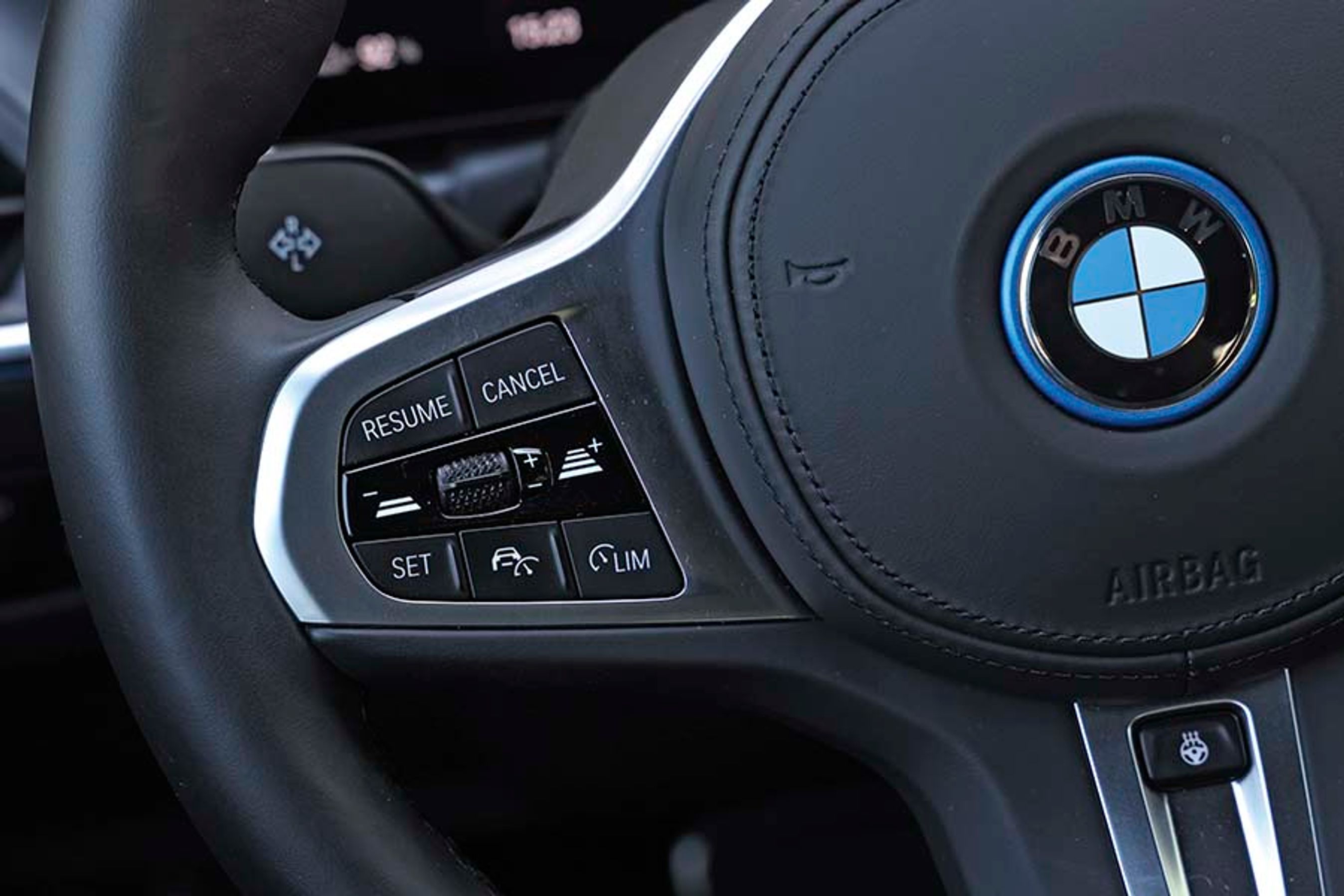 Adaptiv fartpilot fungerer godt på i4, men den er skammeligt nok ikke standard. Den fås som tilkøb for 8.125 kr. og får en klar anbefaling herfra.