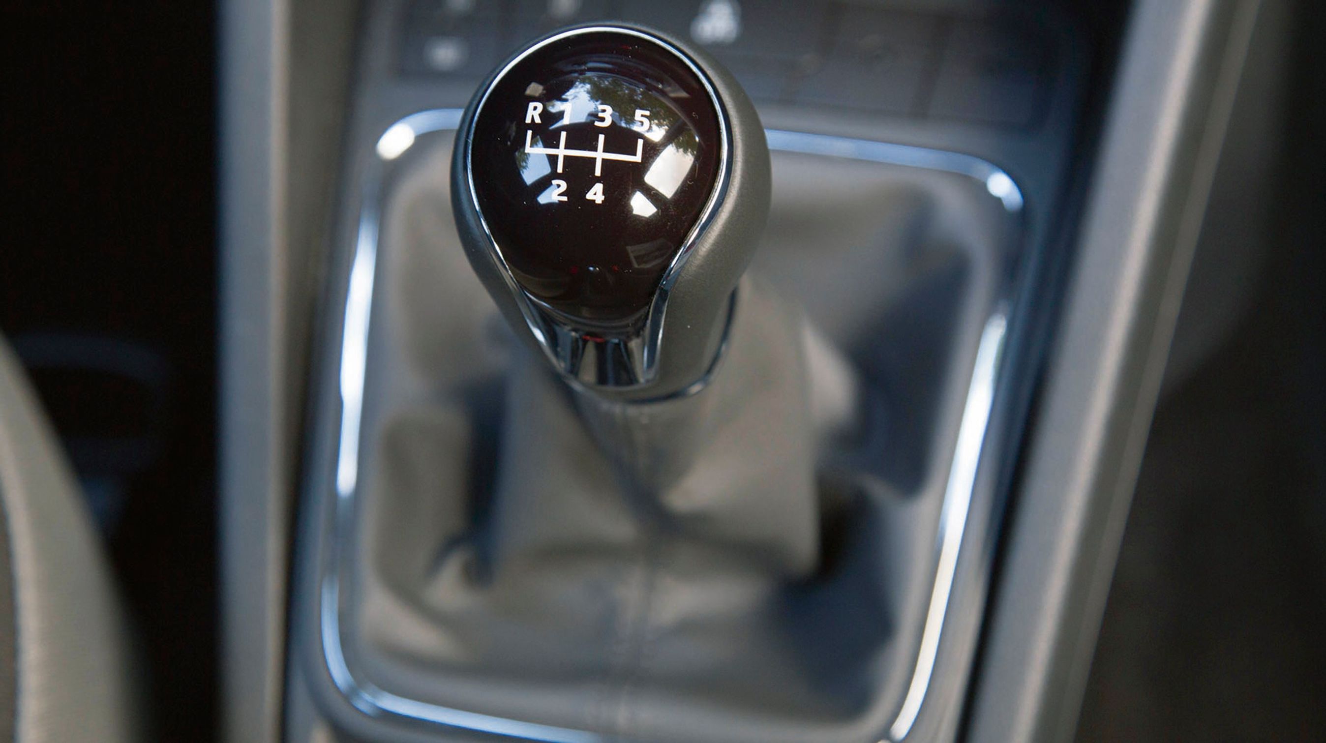 Den femtrins manuelle gearkasse i Seat Ibiza 1.0 fungerer fremragende, og det øger køreglæden.