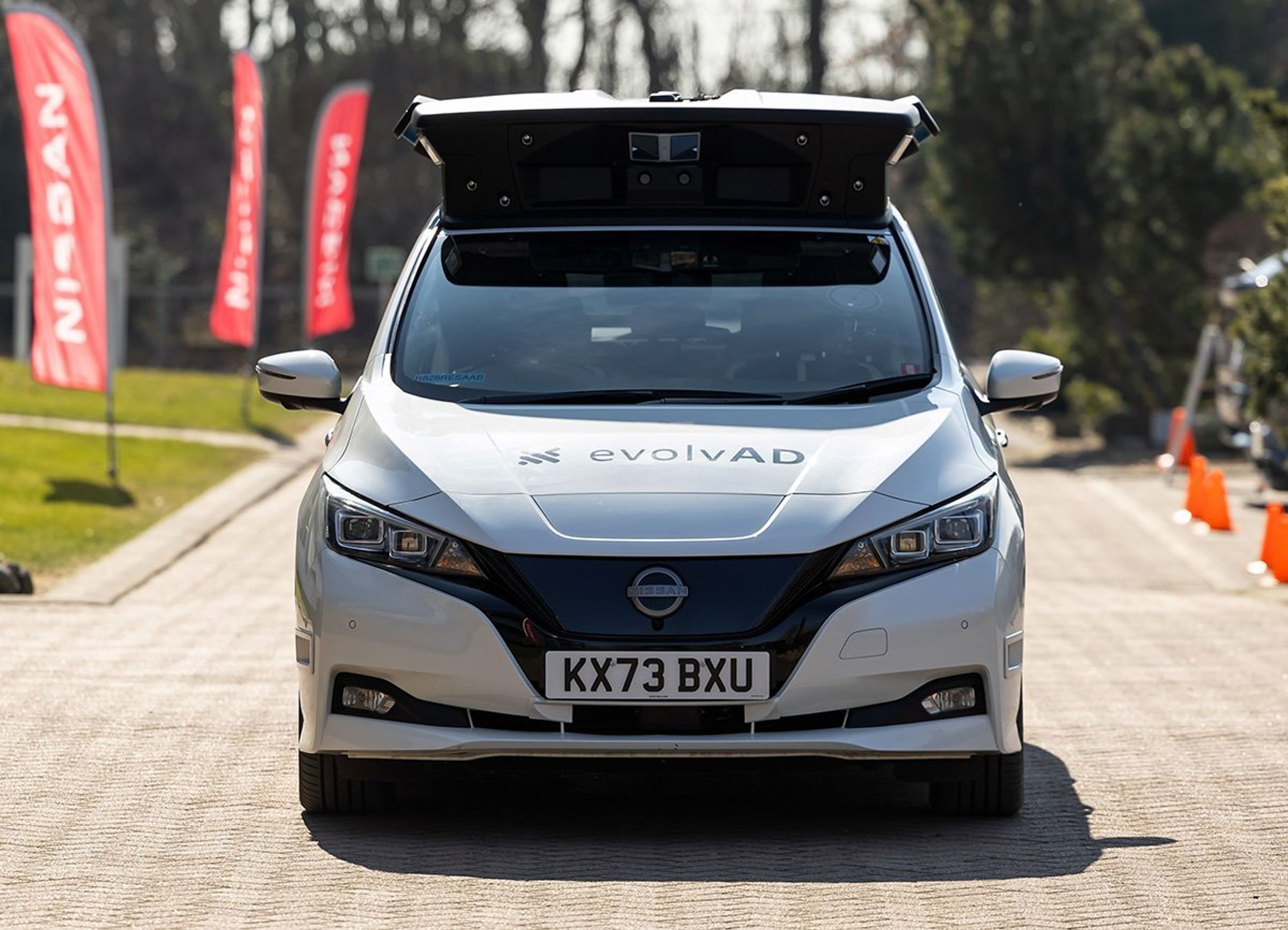 Nissan Leaf lige forfra med stor tagboks.