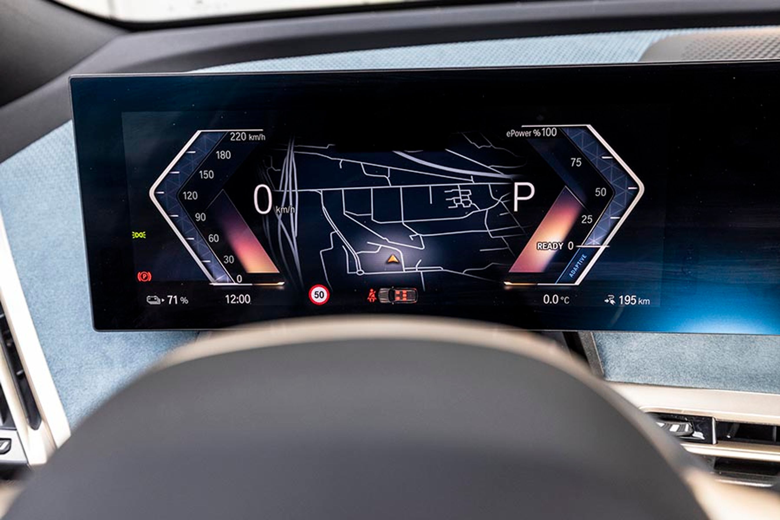 Instrumenterne er naturligvis en digitalskærm, hvor du kan vælge mellem lidt forskellige visninger. Du kan også ændre, hvad der skal være i midten af skærmen.