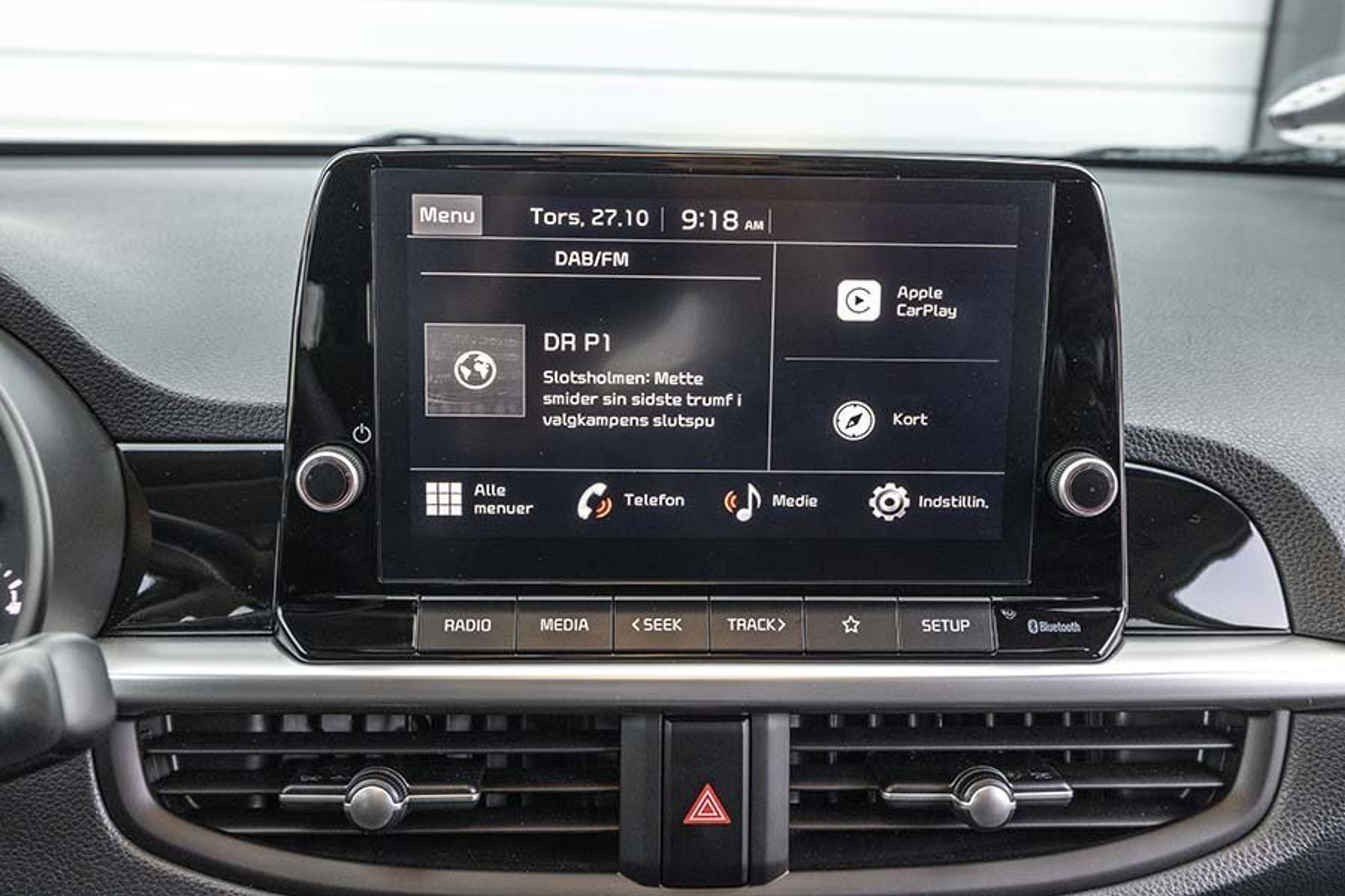 Der er bl.a. trådløs Apple CarPlay og DAB-radio i skærmen, og alle menuer er på dansk.