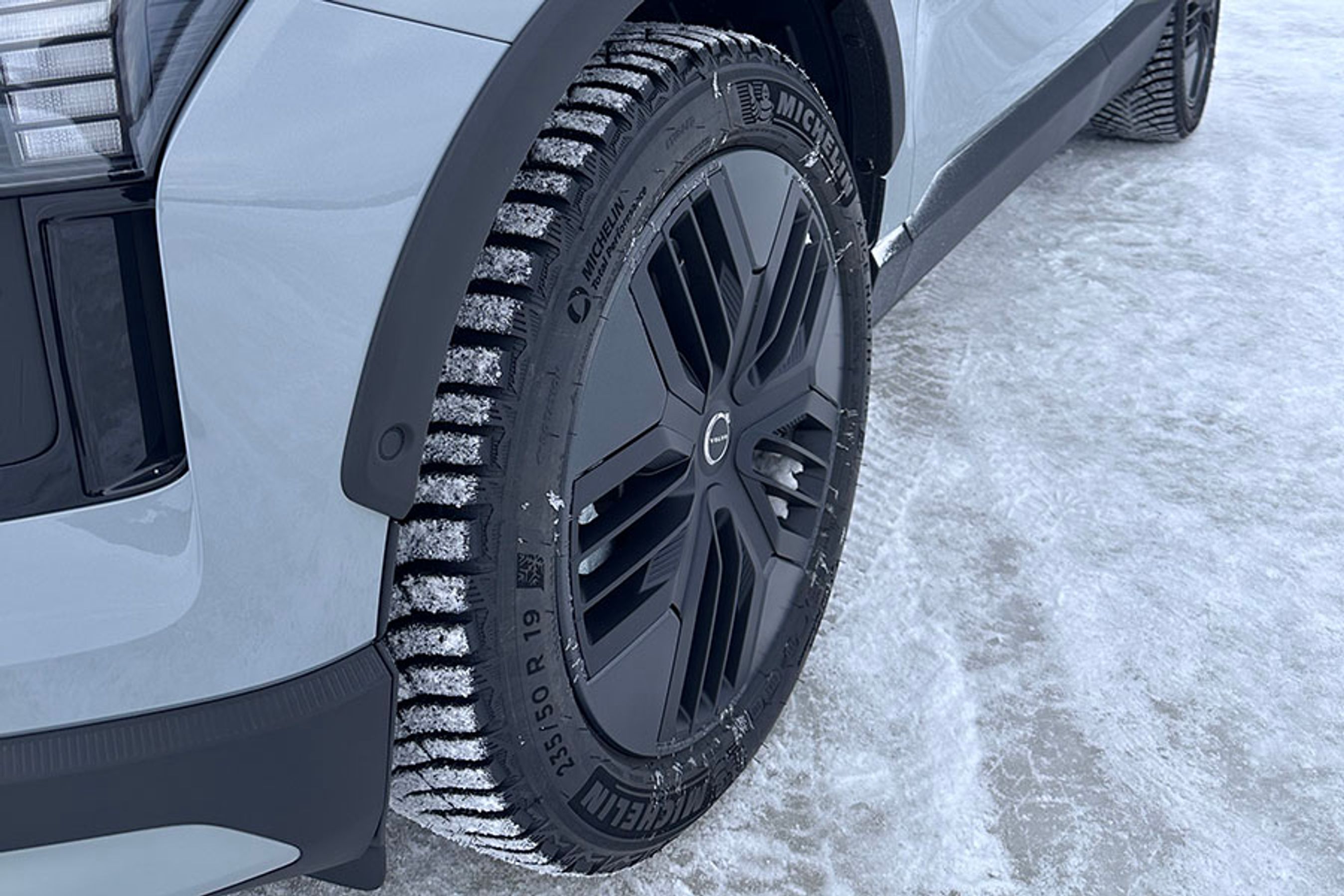 Hjulene er som standard baseret på 19-tommerfælge i sort design med dæk i størrelsen 235/50 R19.