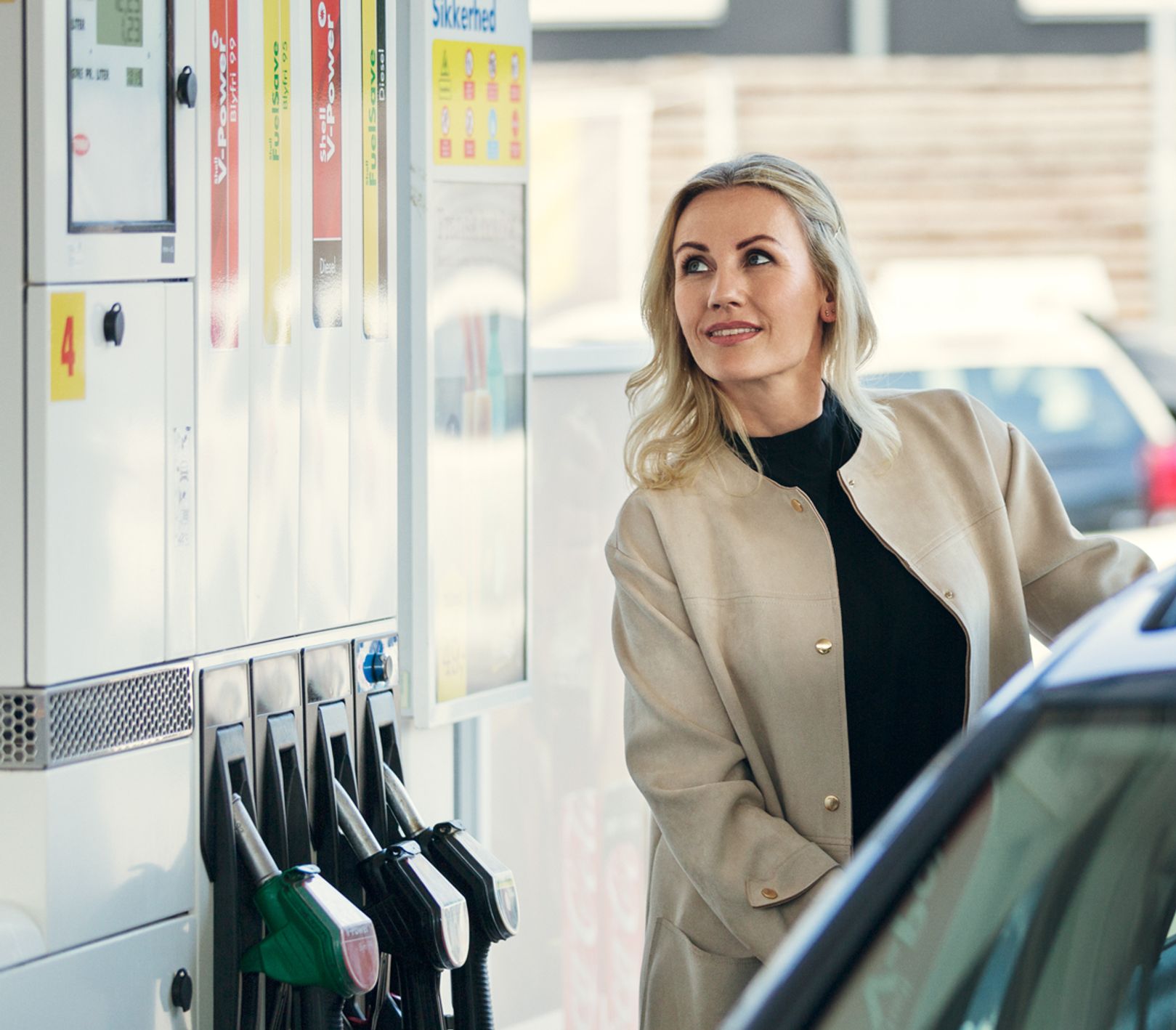 fordele brændstof kvinde der tanker på shell