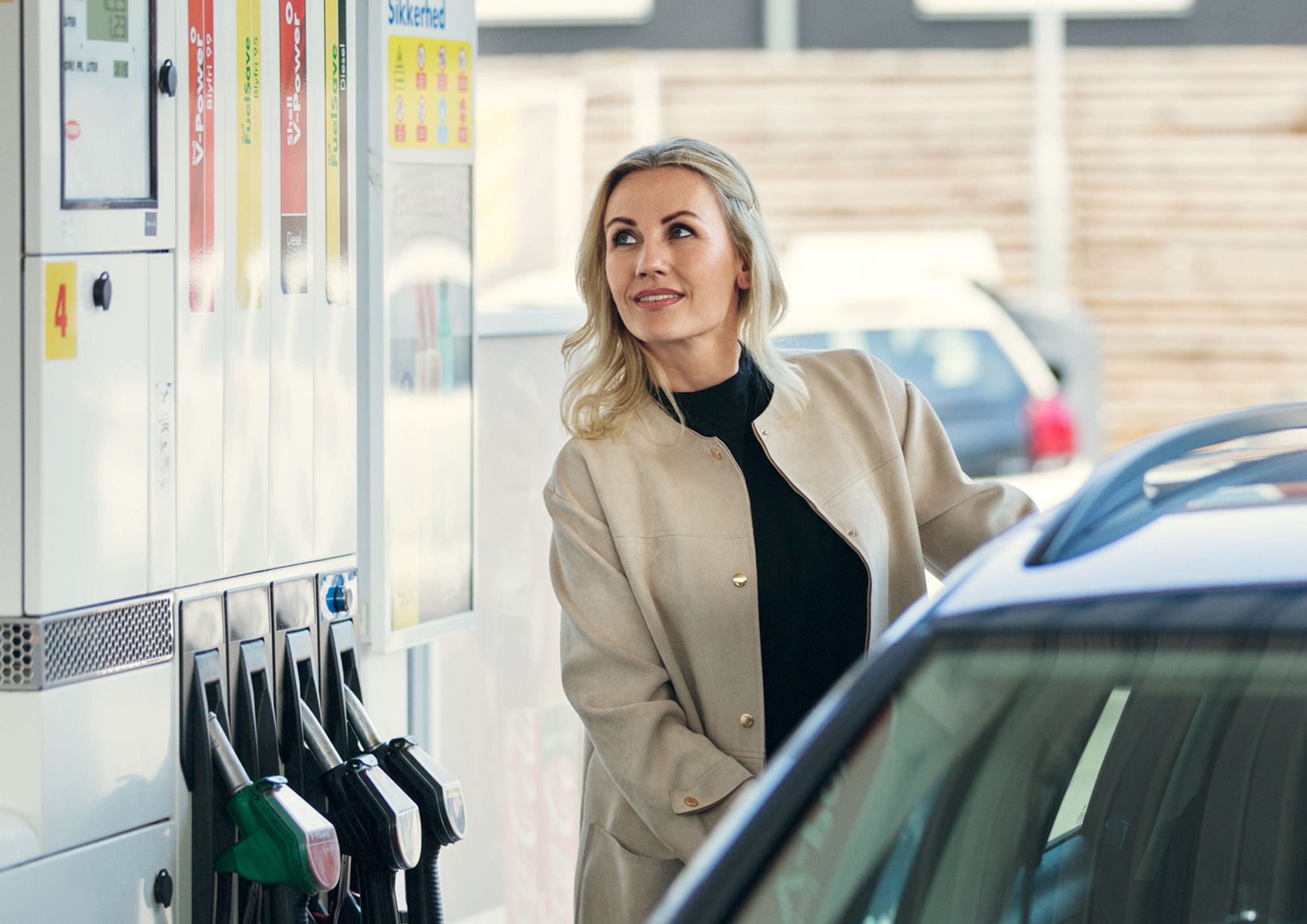 fordele brændstof kvinde der tanker på shell
