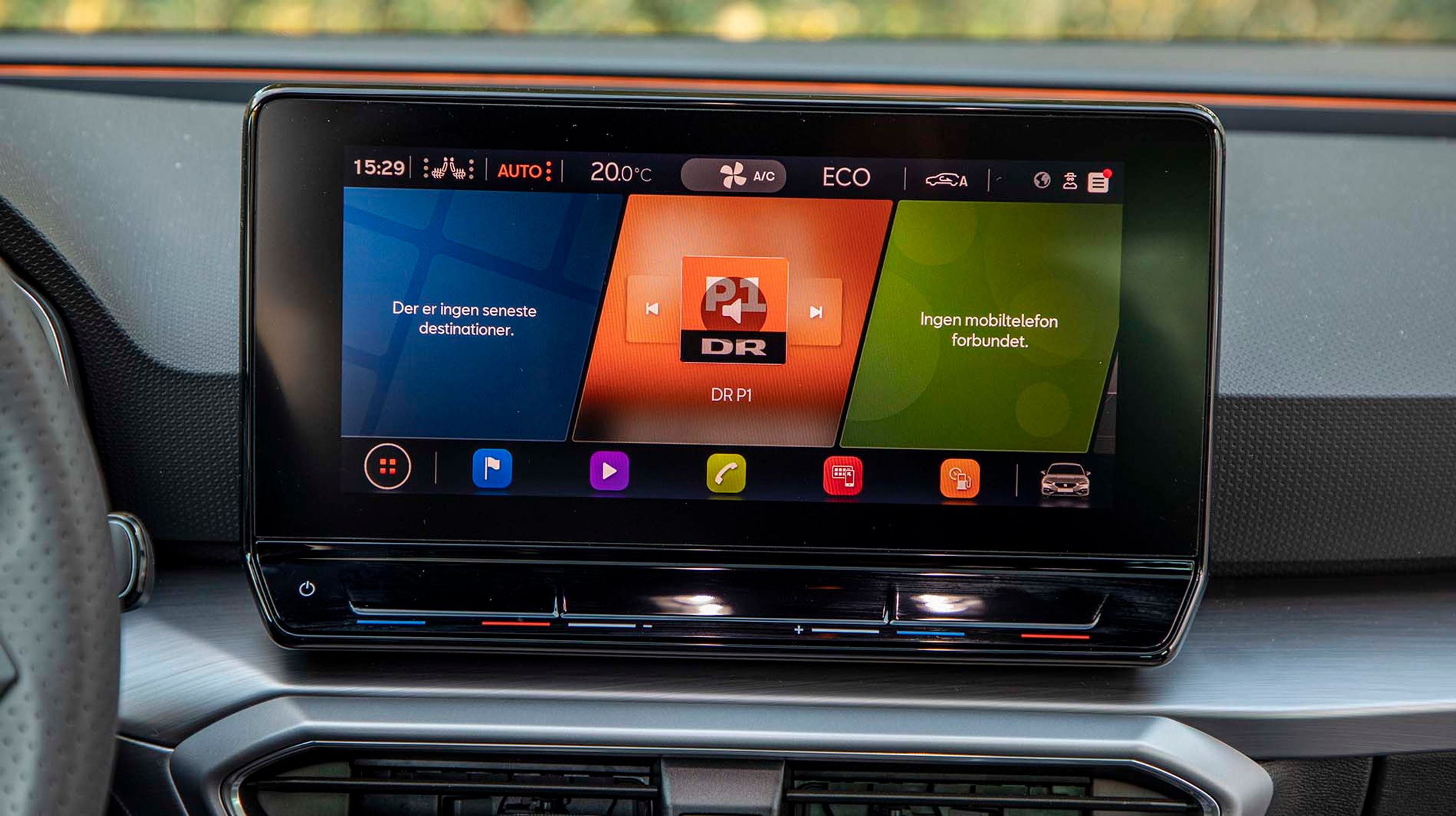 Skærmen er på 10-tommer og er trykfølsom. Under skærmen er der et touch-område, hvorfra man med en pegefinger let kan justere temperaturen eller lydstyrken. Alle menuer er på dansk.