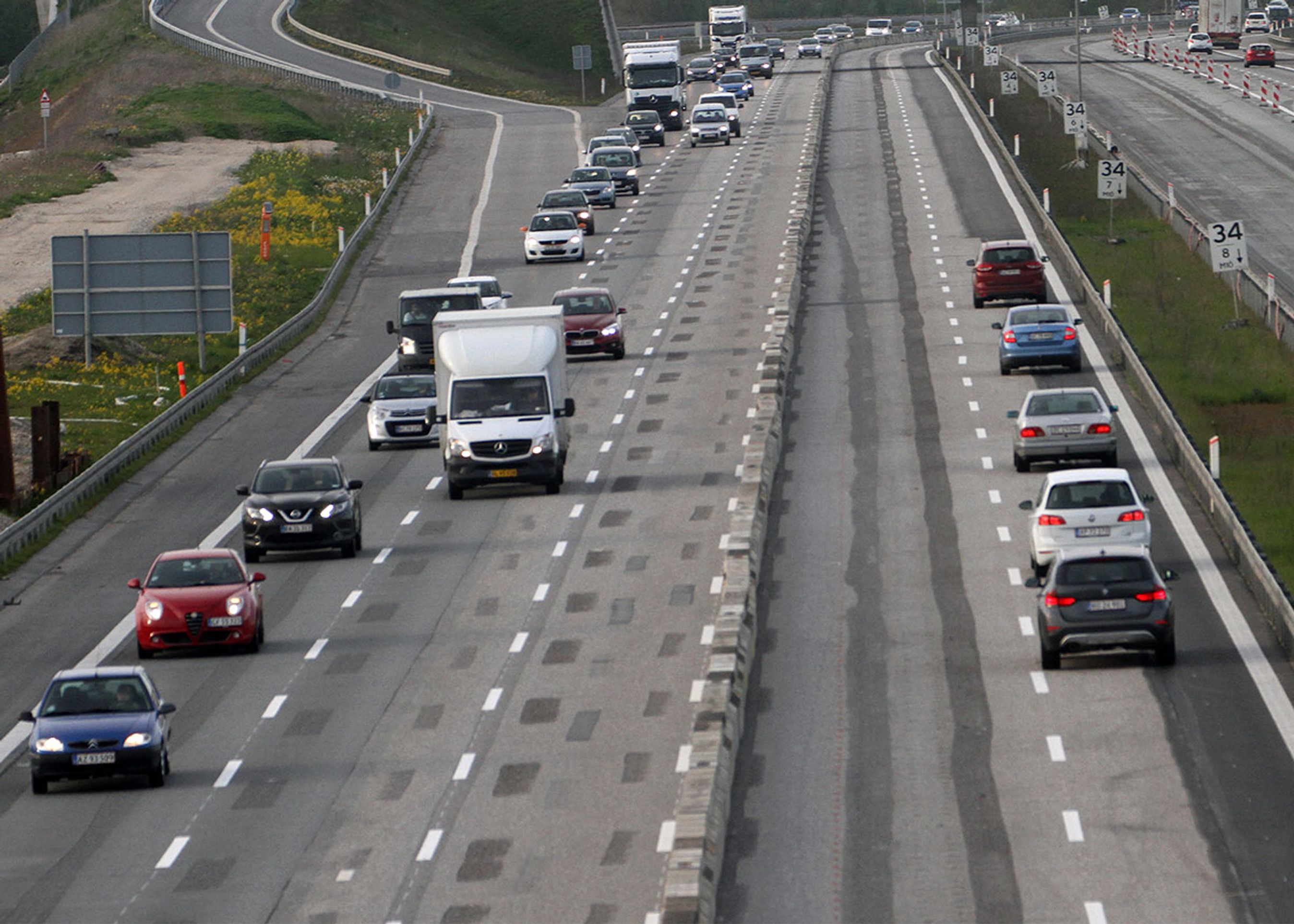 Her har 'Roadzipperen' været forbi tidlig aften, og der er gjort klar til morgenmyldretiden. Der er nu to spor ind mod byen i denne halvdel af motorvejen.