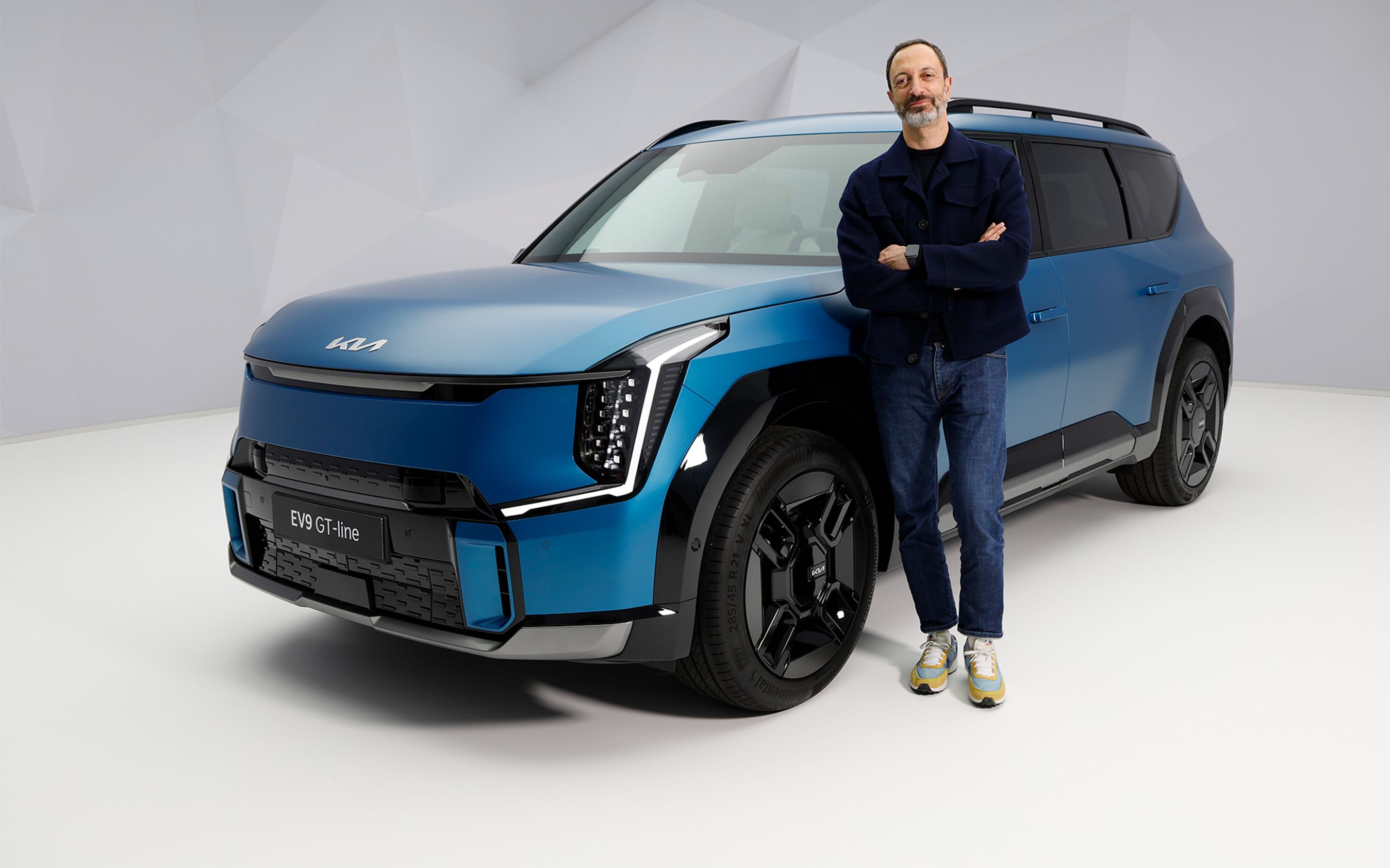 Kia EV9 forfra med chefdesigneren.