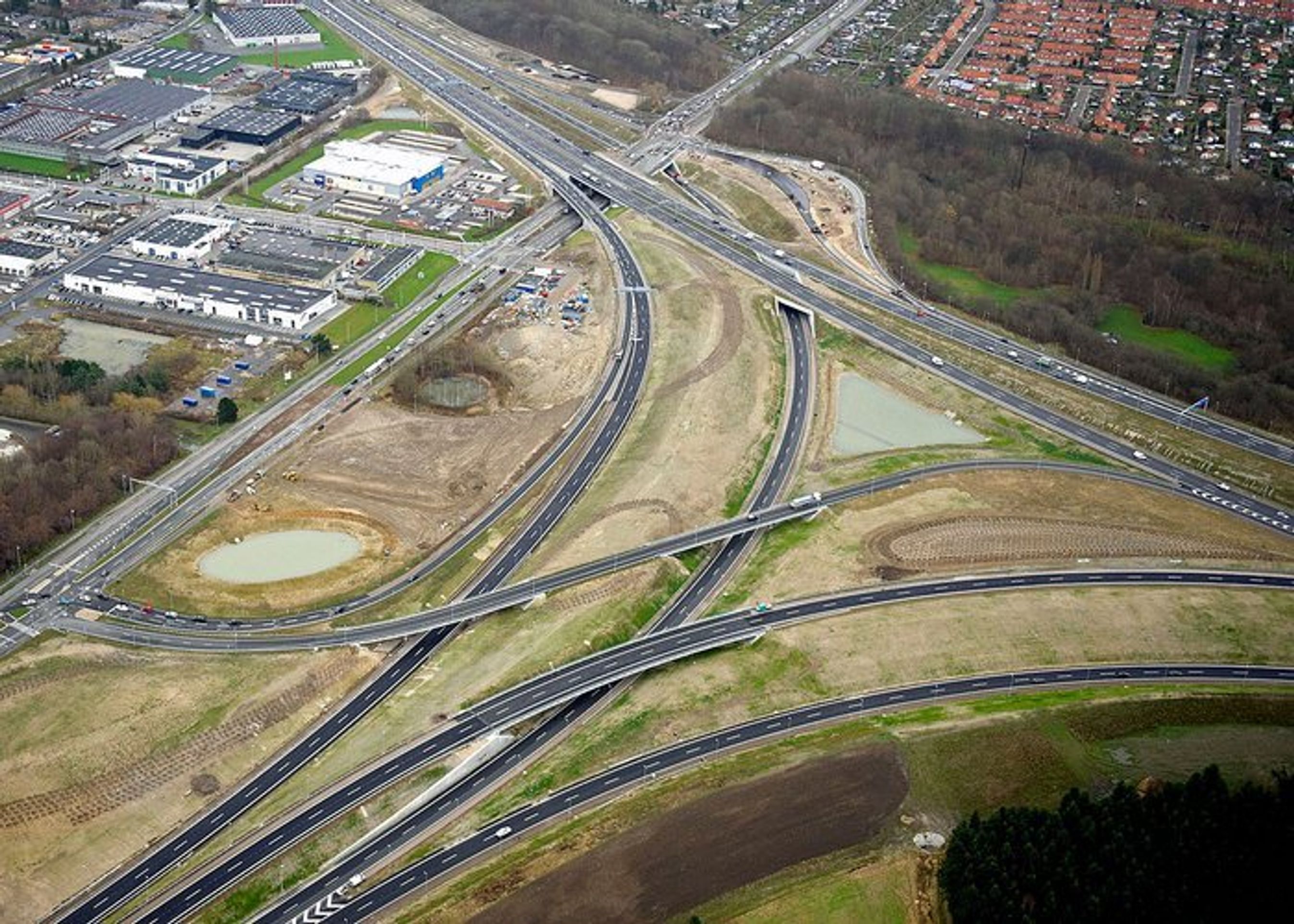 Det store anlæg forbinder Motorring 3 (i baggrunden), Frederikssunds-motorvejen, Motorring 4 samt den vigtige indfaldsvej Jyllingevej (til venstre) og Ring 3.