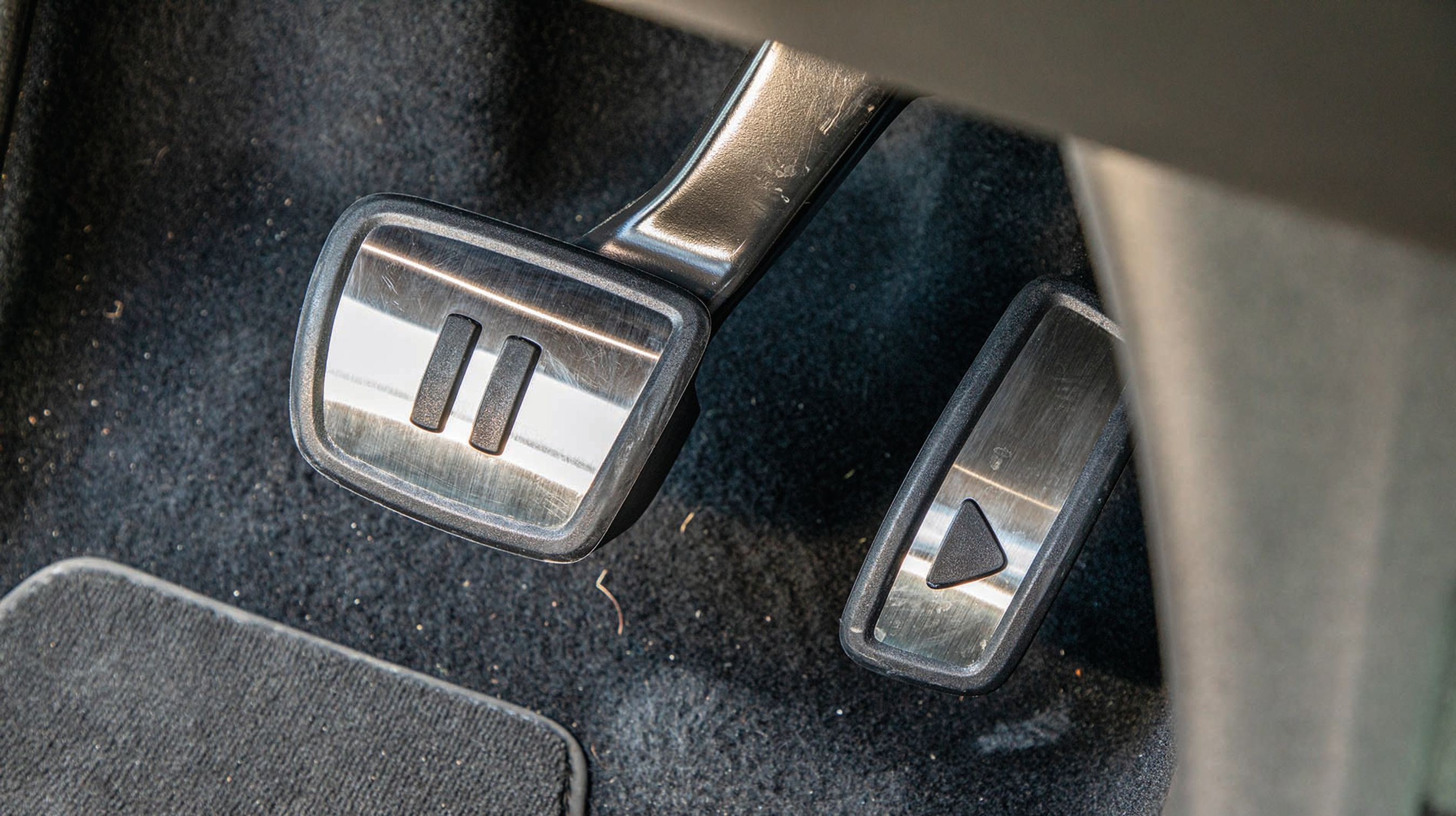 Speeder og bremsepedal er sjovt udformet som en PLAY- og en PAUSE-knap.