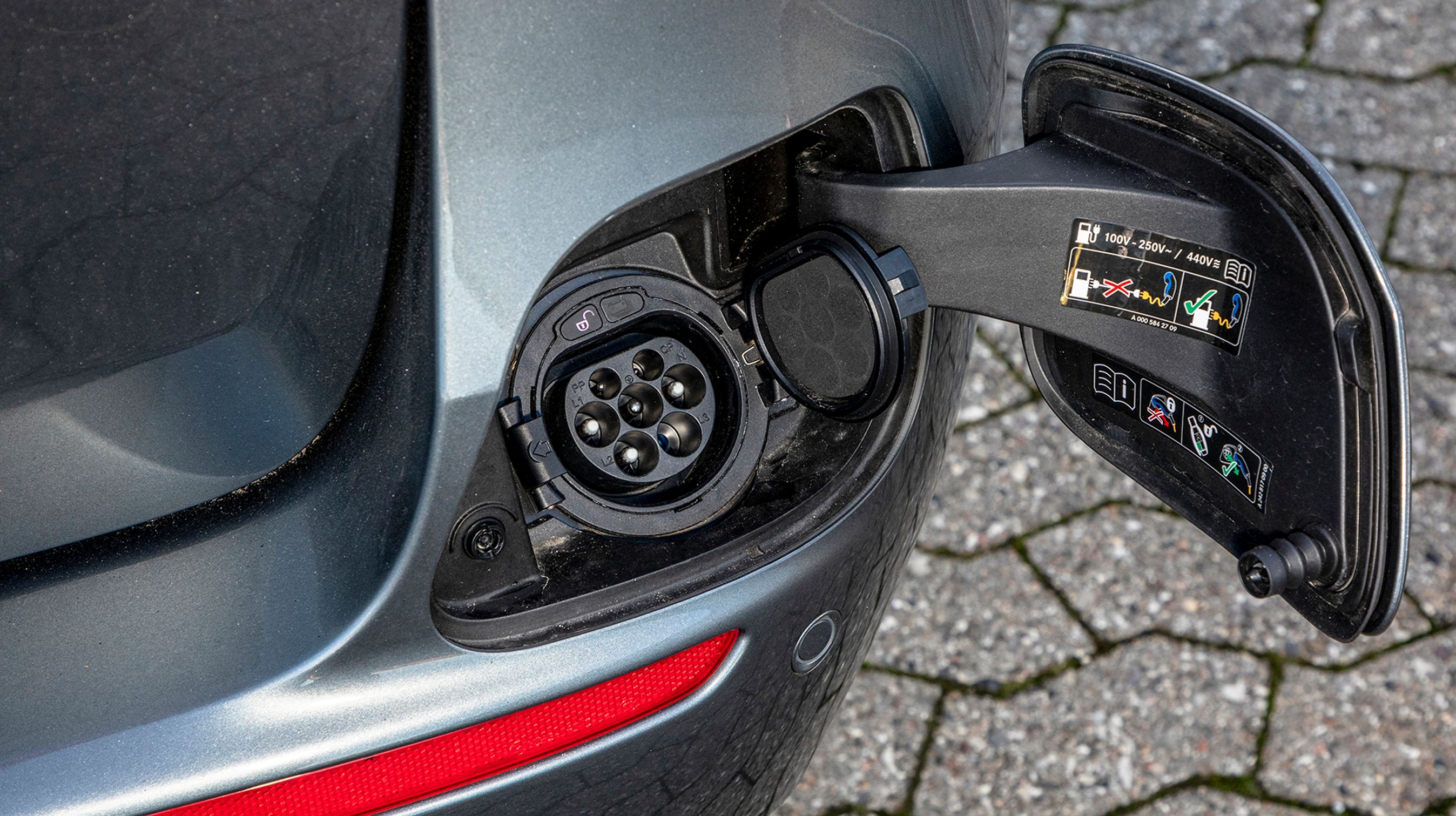 Et Type-2 stik er placeret ved bagenden. Der kan lades med to faser, til gavn for en kort ladetid.