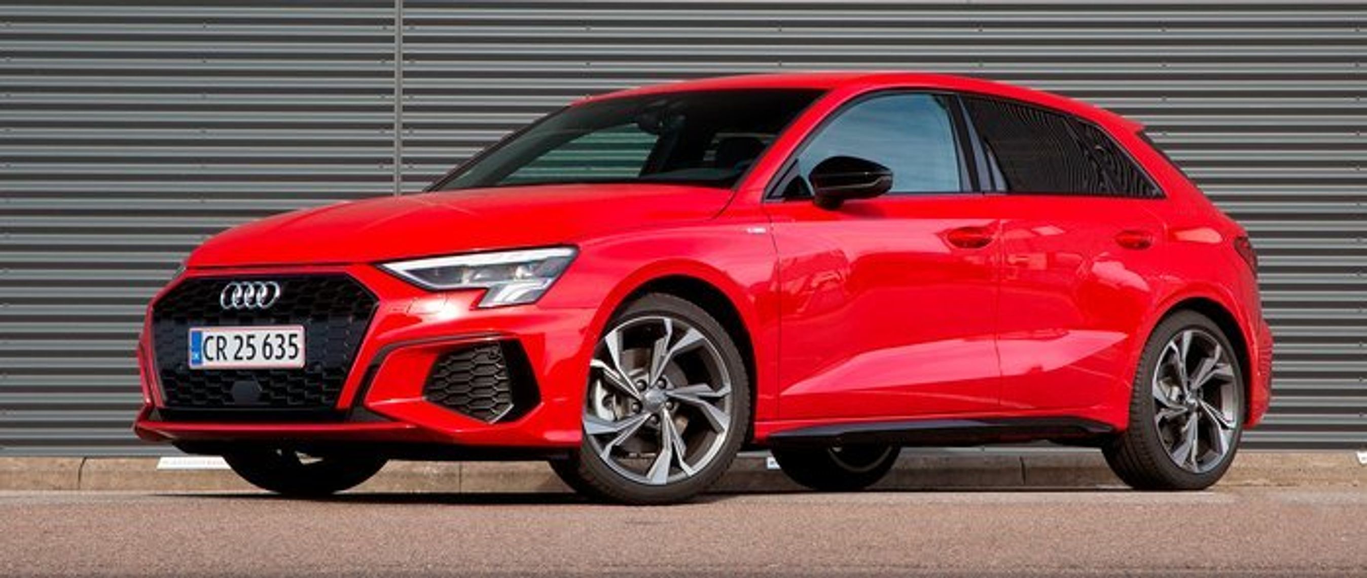 Fortil kendes den nye udgave på de kantede forlygter og den store grill mellem lygterne.