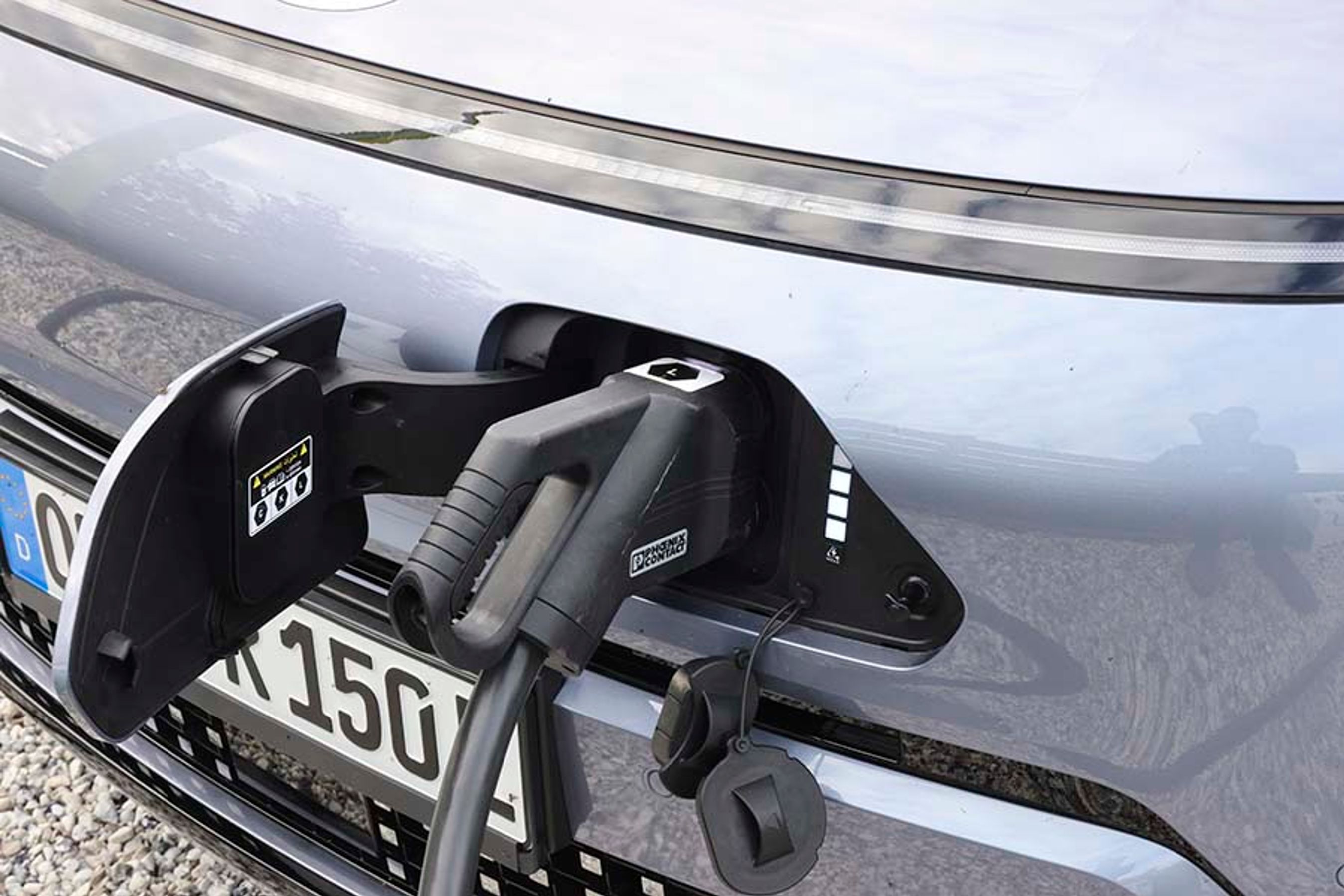 Der er 3-faset hjemmeladning i alle modeller. Dermed kan batteriet lades helt op på under 5/6,5 timer, afhængig af om det er det lille eller det store batteri. Lynladning tager 41 minutter fra 10 til 80 procent, hvilket ikke er imponerende.