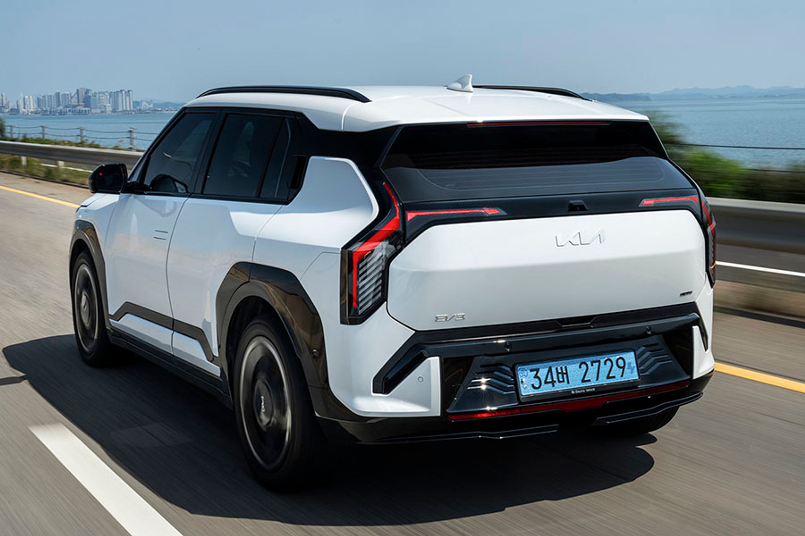 En ret stejl bagende giver bilen en rummelig kabine og et stort bagagerum, der rummer hele 460 liter. Dette er en GT-Line, hvor bagklappen er elbetjent.