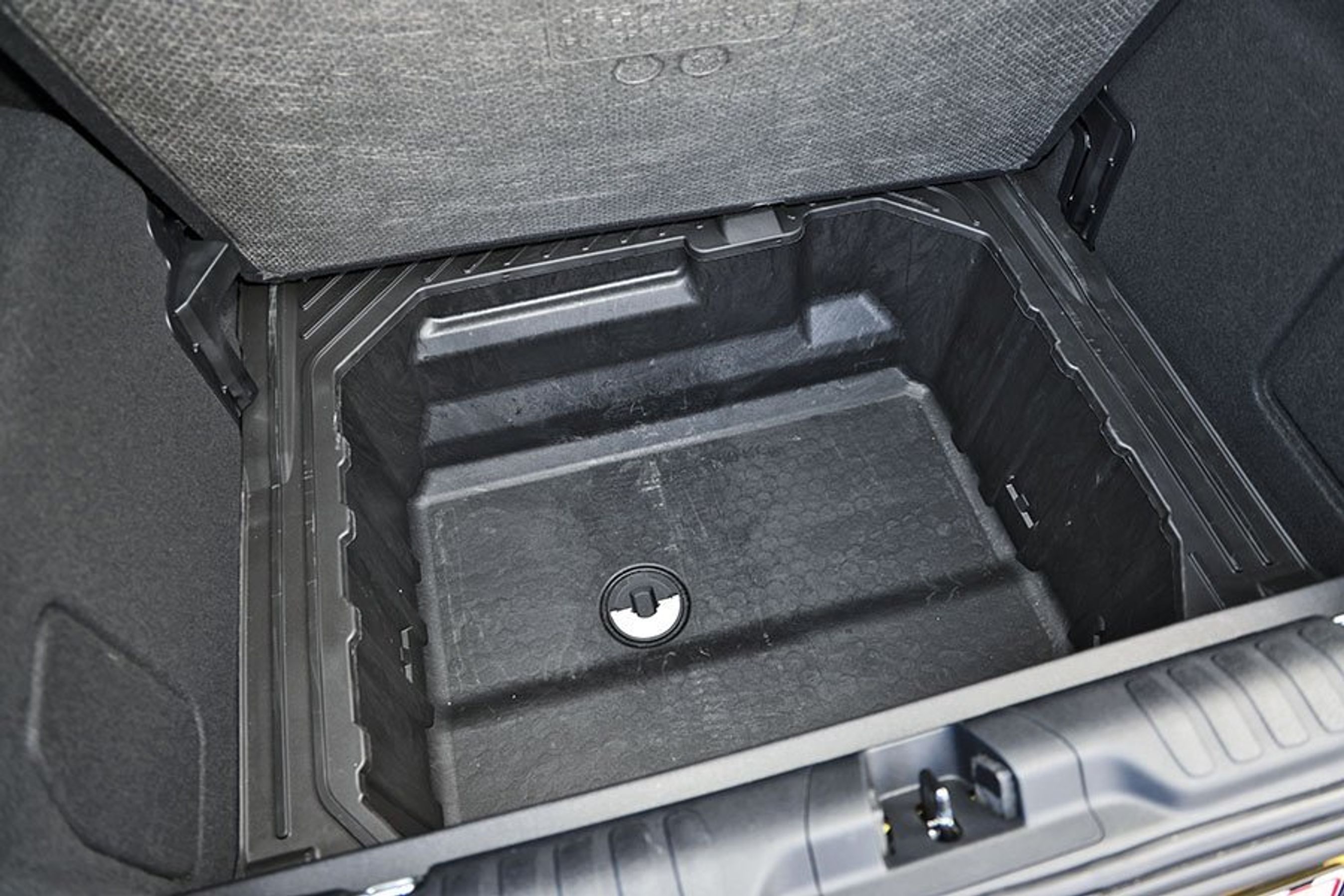 Ekstrarum under bagagerummet i en Ford Puma