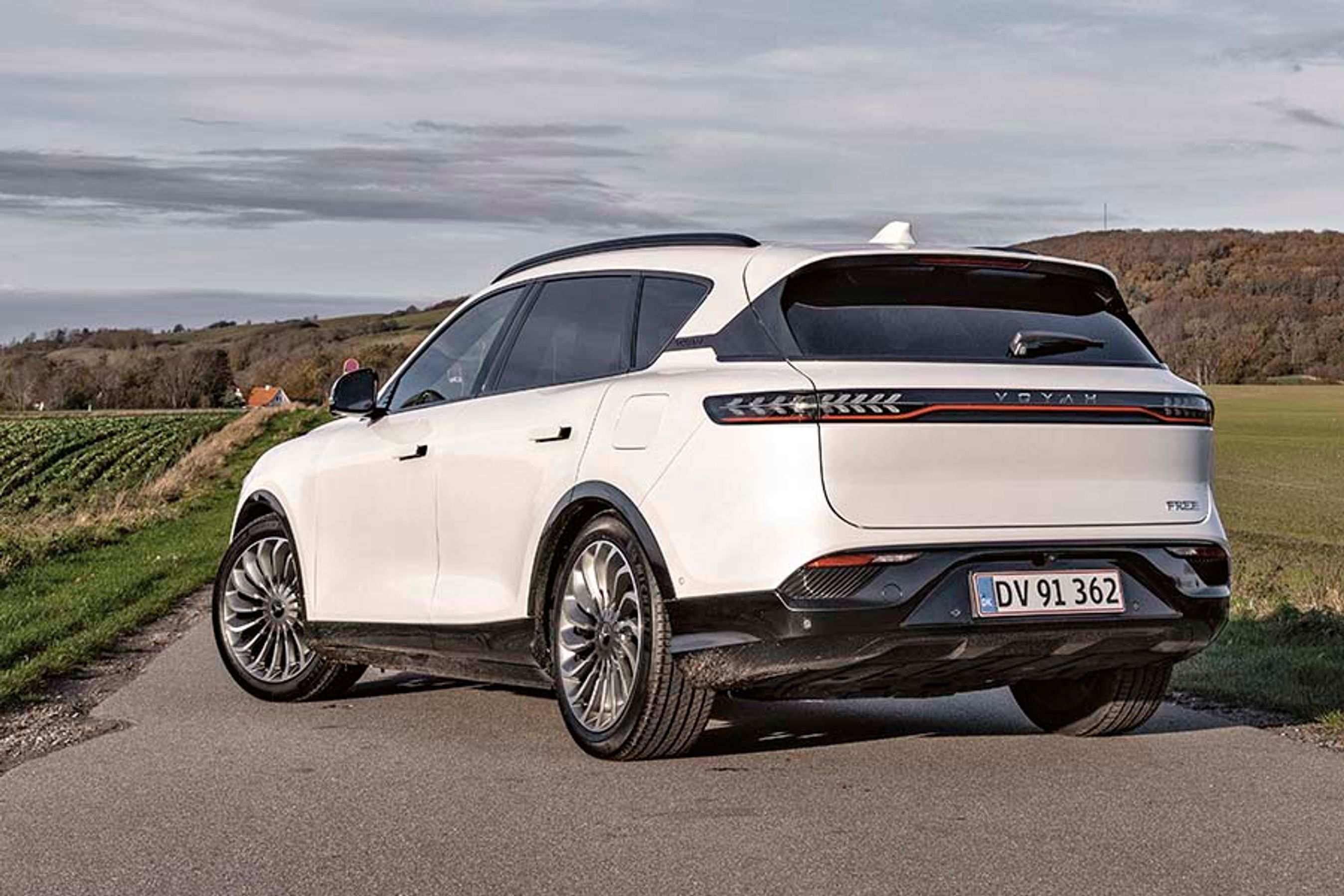 Free er en elegant designet bil, der har pop-ud dørhåndtag og et meget enkelt udtryk. Den er forholdsvis aflang i formen, hvilket giver god plads i kabinen. Den kommer kun i én motor- og udstyrsvariant, så det eneste du kan vælge, er farver ind- og udvendigt samt et par mindre designdetaljer. 