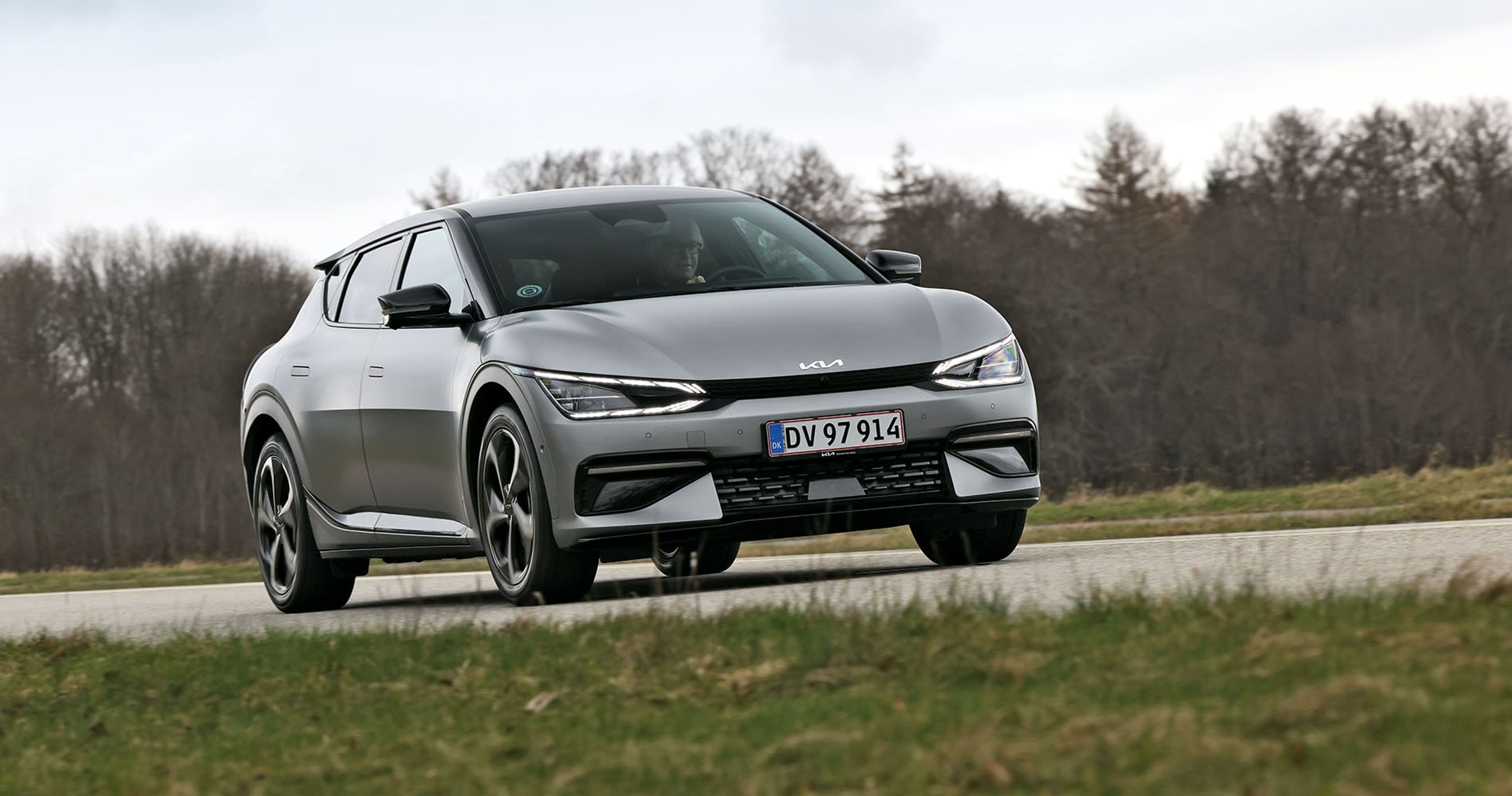 Kia EV6 elbil kører på en landevej