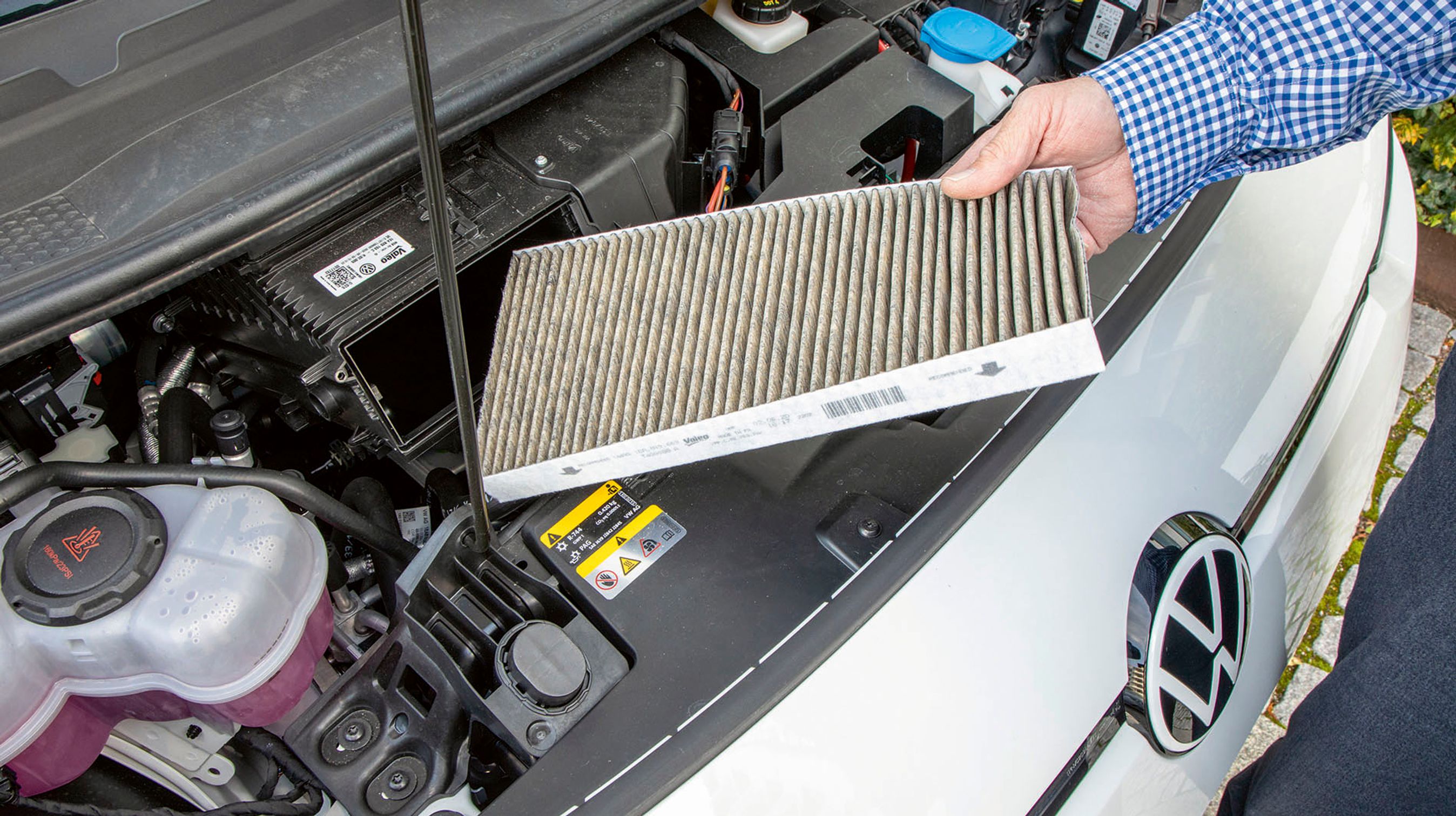 Der er ingen motor i motorrummet, for den er placeret ved baghjulene. I stedet er der plads til et lettilgængeligt kabinefilter af antiallergitypen.