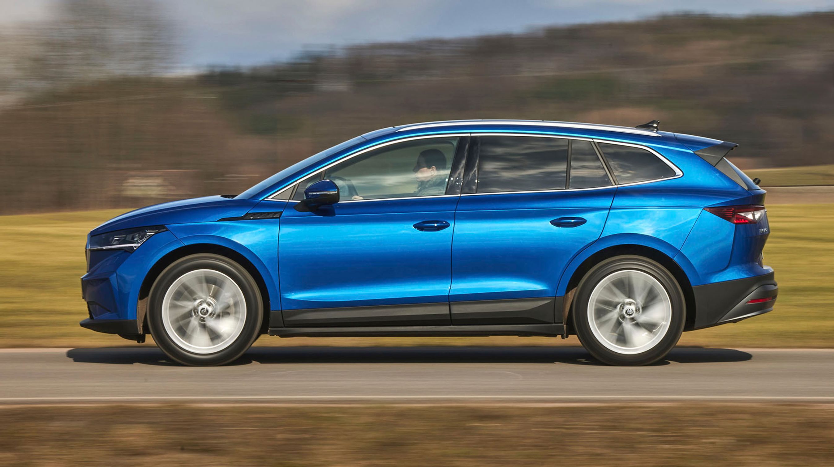 Skoda Enyaq er en anelse længere og bredere end sin søster, VW ID.4. Den øgede længde ses f.eks. ved de ret lange ruder bag bagdørene. Enyaq har som udgangspunkt baghjulstræk.