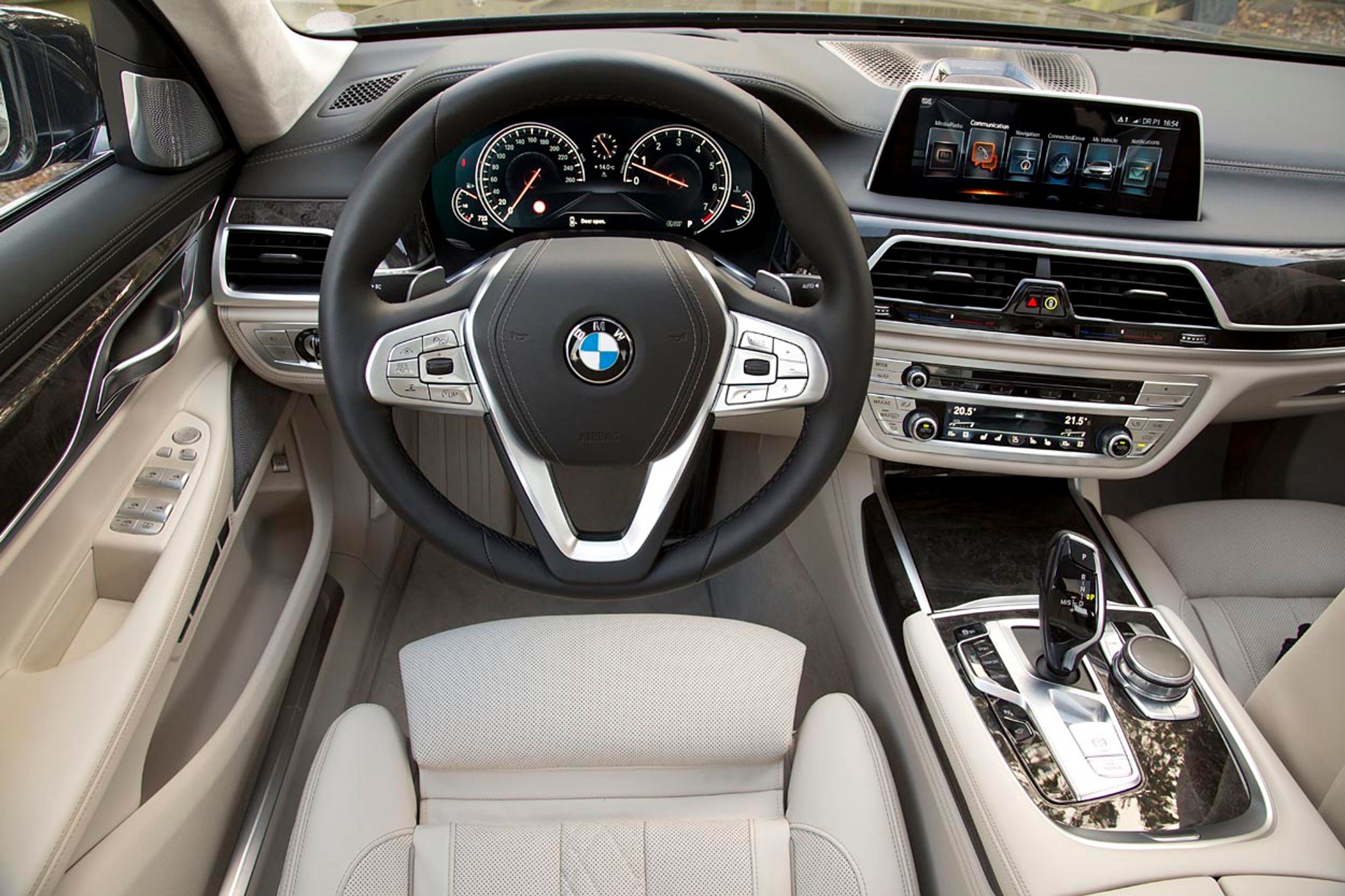 Også bag rattet er der god komfort. Der er varme i rat, sæder og midterkonsol, og sæderne er naturligvis elektrisk justerbare.