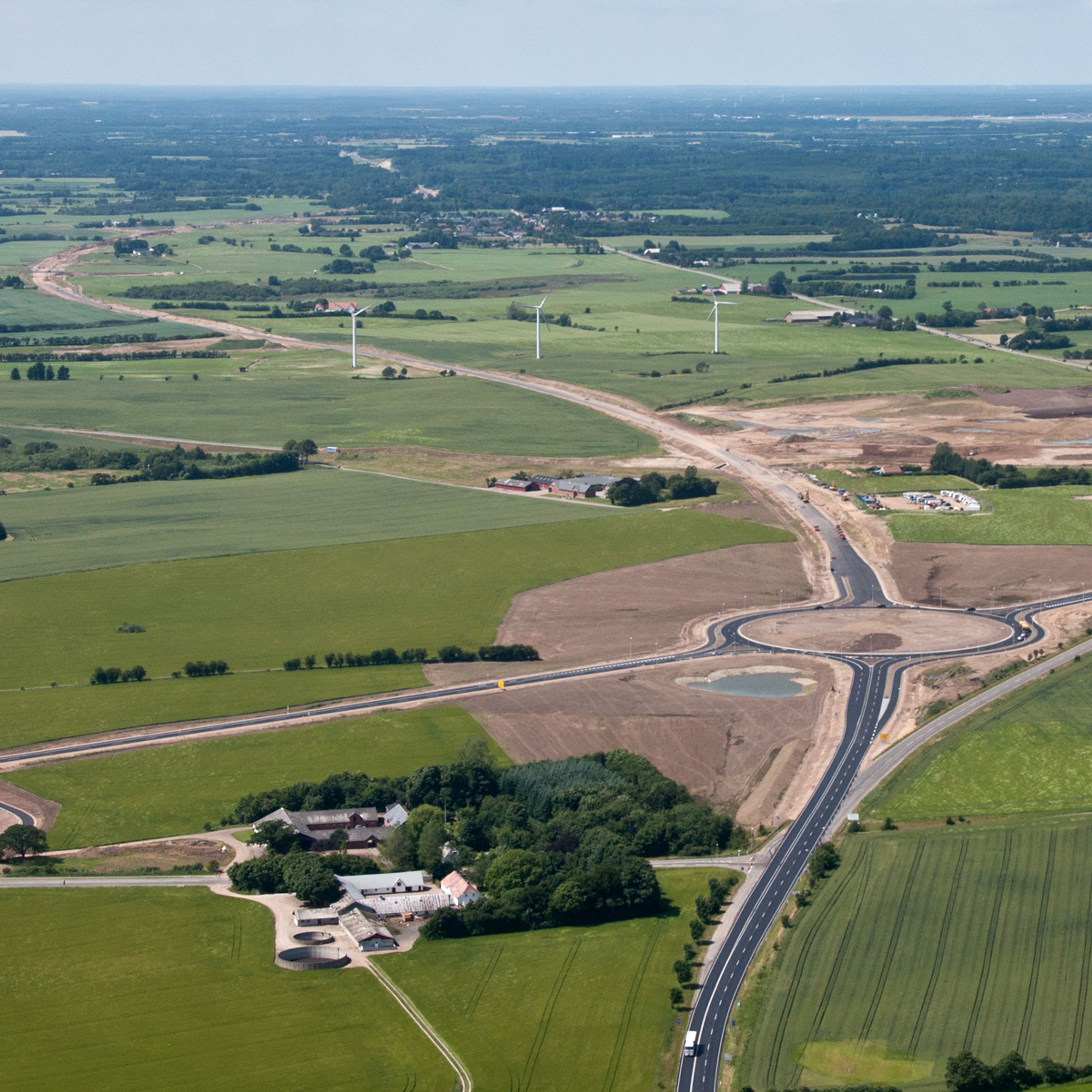 Den nye motortrafikvej sluttes i den østlige ende til den eksisterende rute 28 ved Bredsten med en stor rundkørsel.