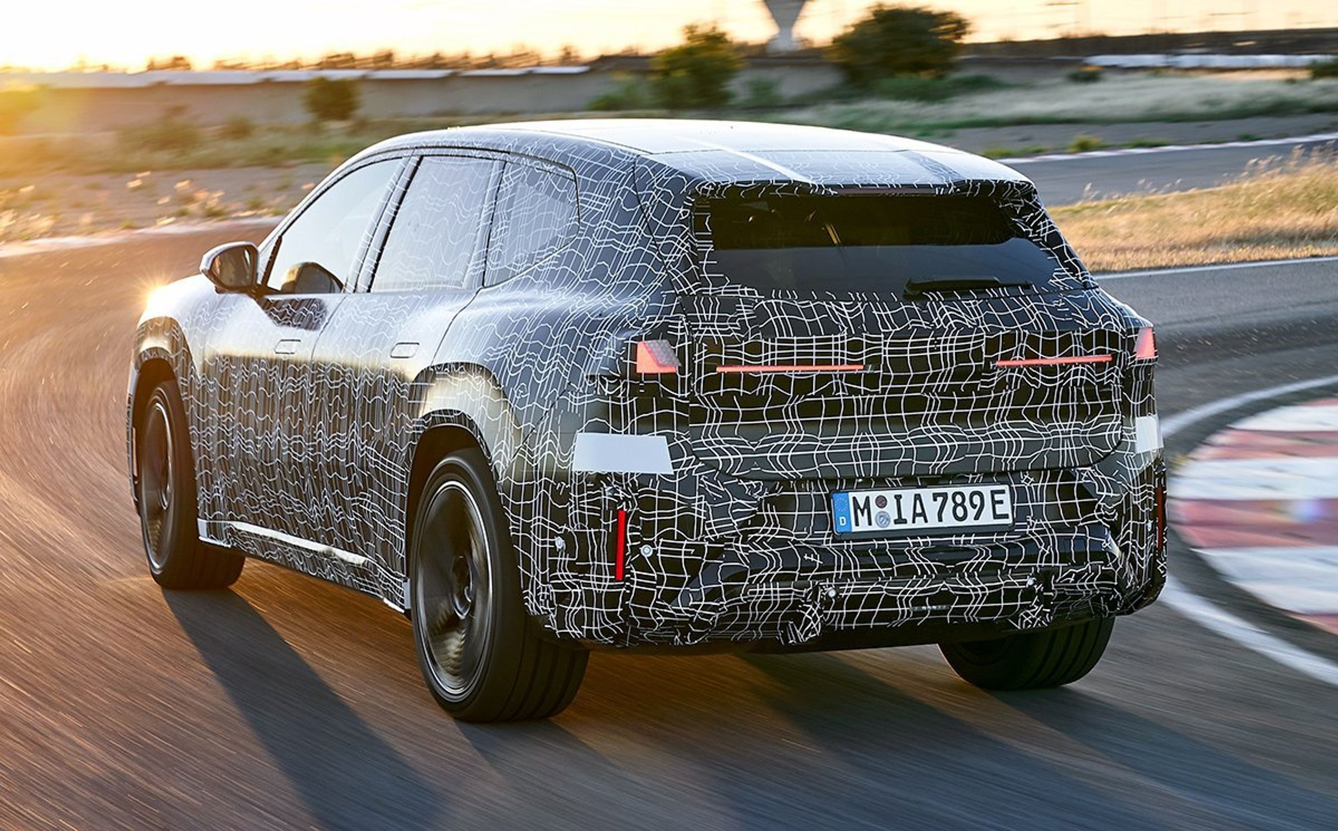 Kamufleret BMW iX3 bagfra på testbane.