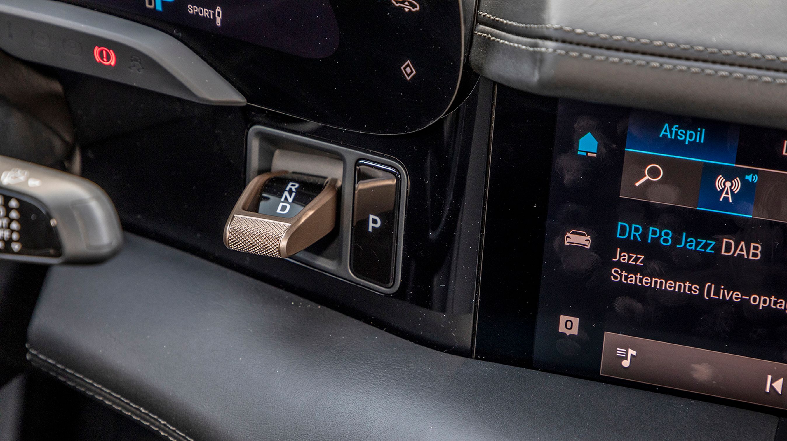 Ved rattet findes en drejeknap, hvorfra man kan indstille, hvilken Drive Mode man ønsker at køre i. Man kan vælge mellem Range, Sport, Sport Plus eller Individual, hvor man selv vælger de indstillinger, man bedst synes om.