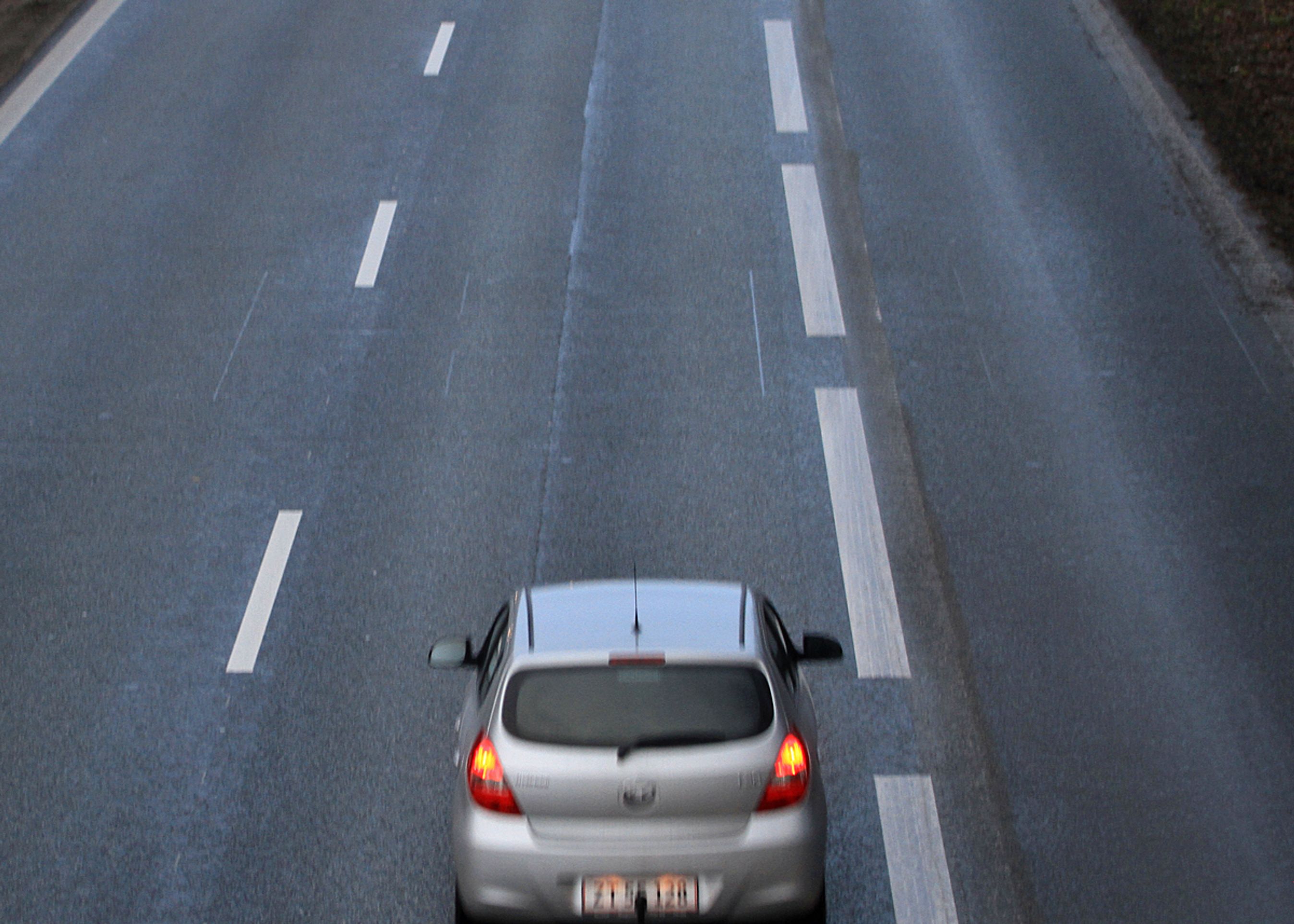 Den brede, stiplede kantlinje med lange striber og korte mellemrum må kun overskrides, når tavler langs vejen indikerer det - eller hvis bilen går i stykker og man får brug for at holde i nødsporet.