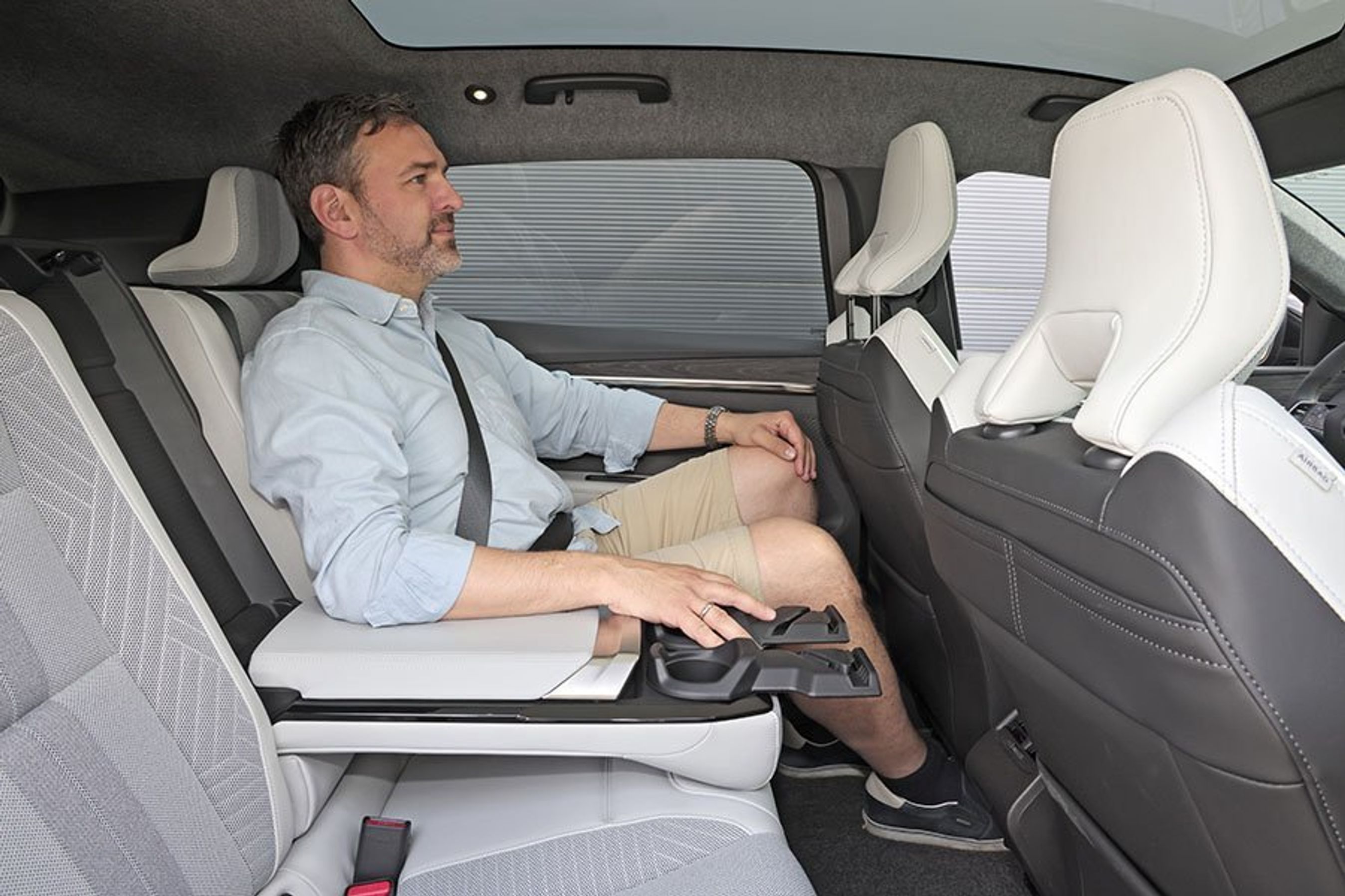 Person på bagsædet i en Renault Scenic