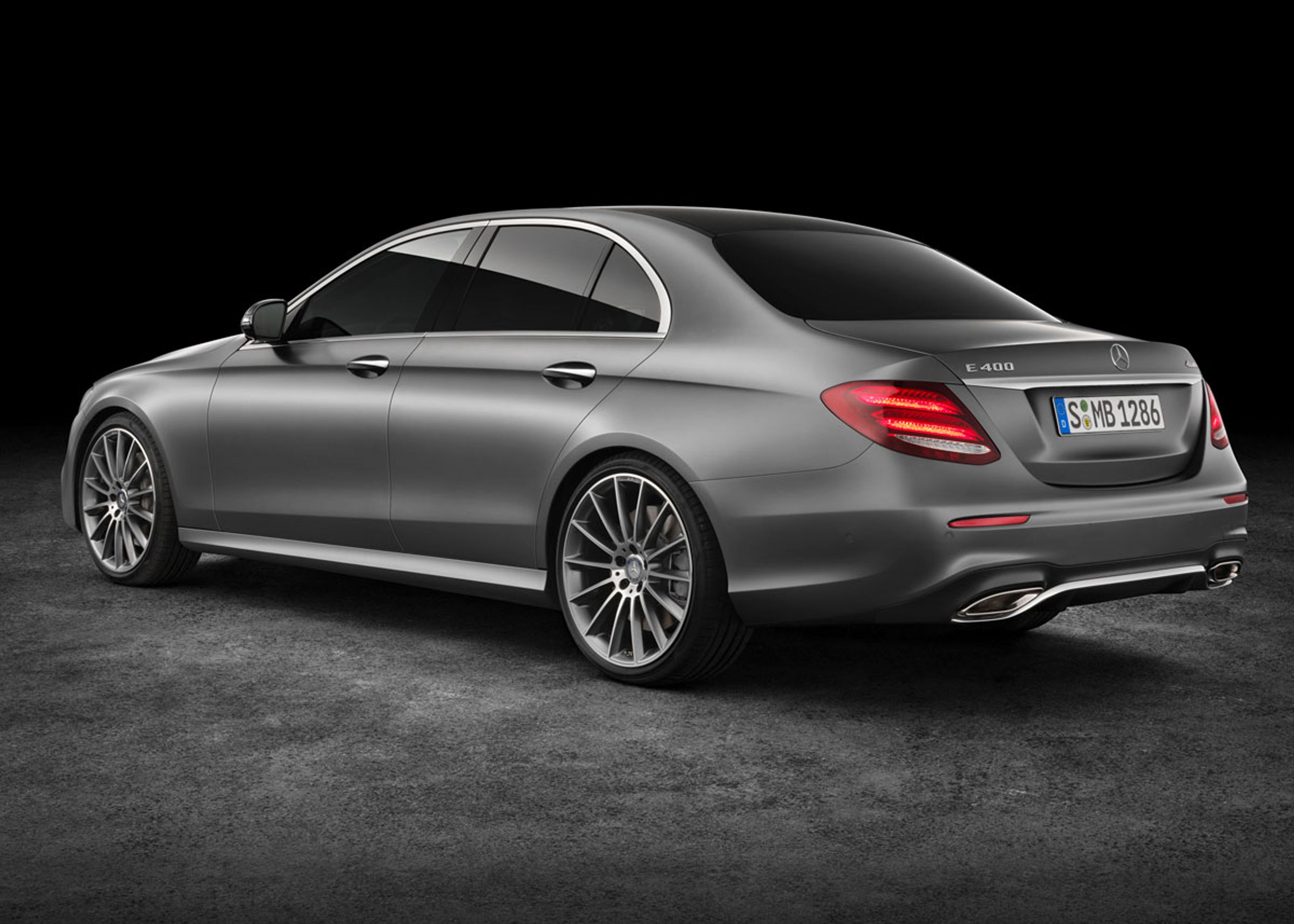 E-klassen, der som ekstraudstyr fås med en særlig baglygte, der skal illudere gløden fra en jetmotor - holder sig til den elegante, men også konservative stil.